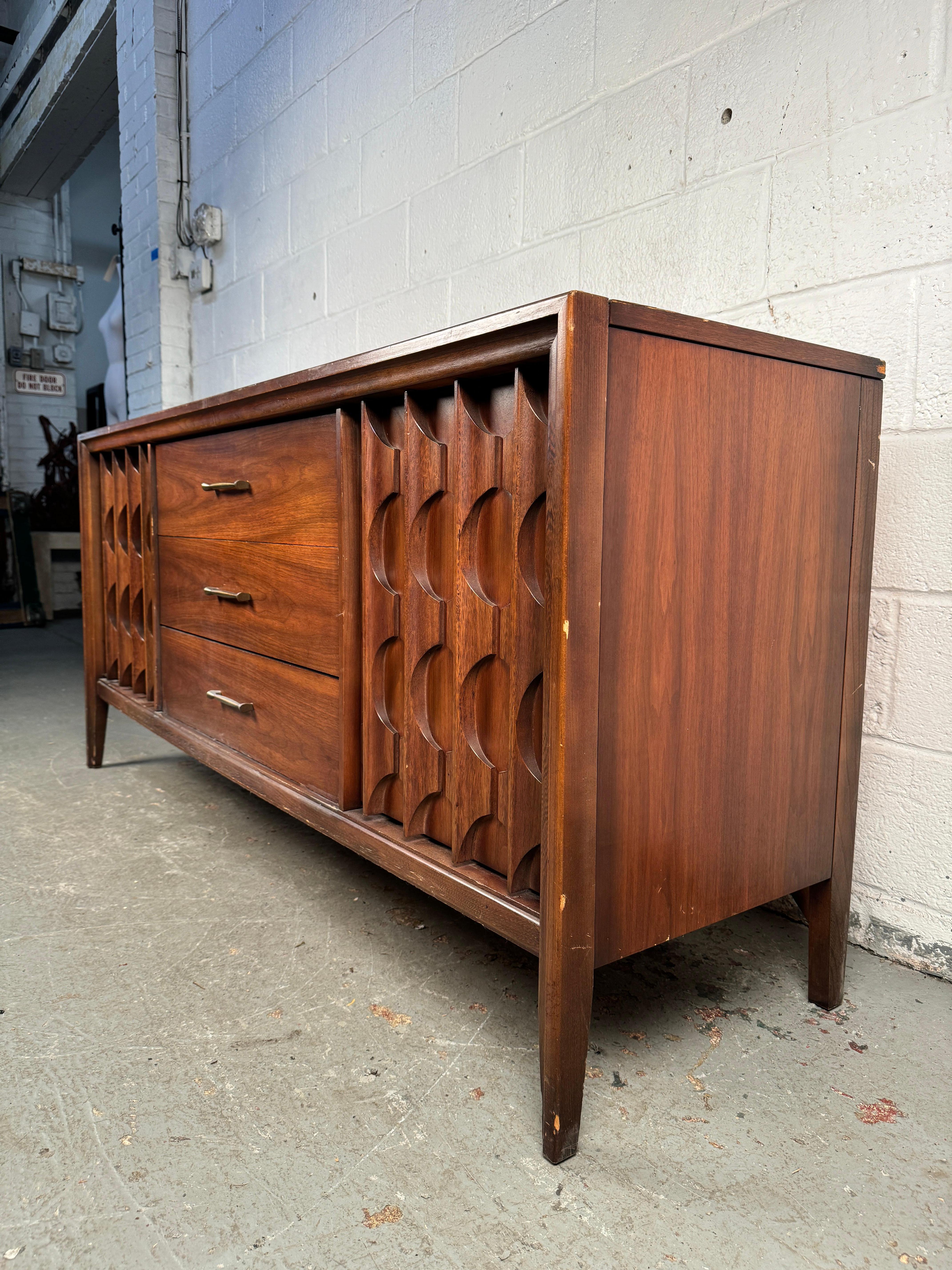 Mid-Century Modern Crédence Vintage Sculptée Par Kent Coffey en vente