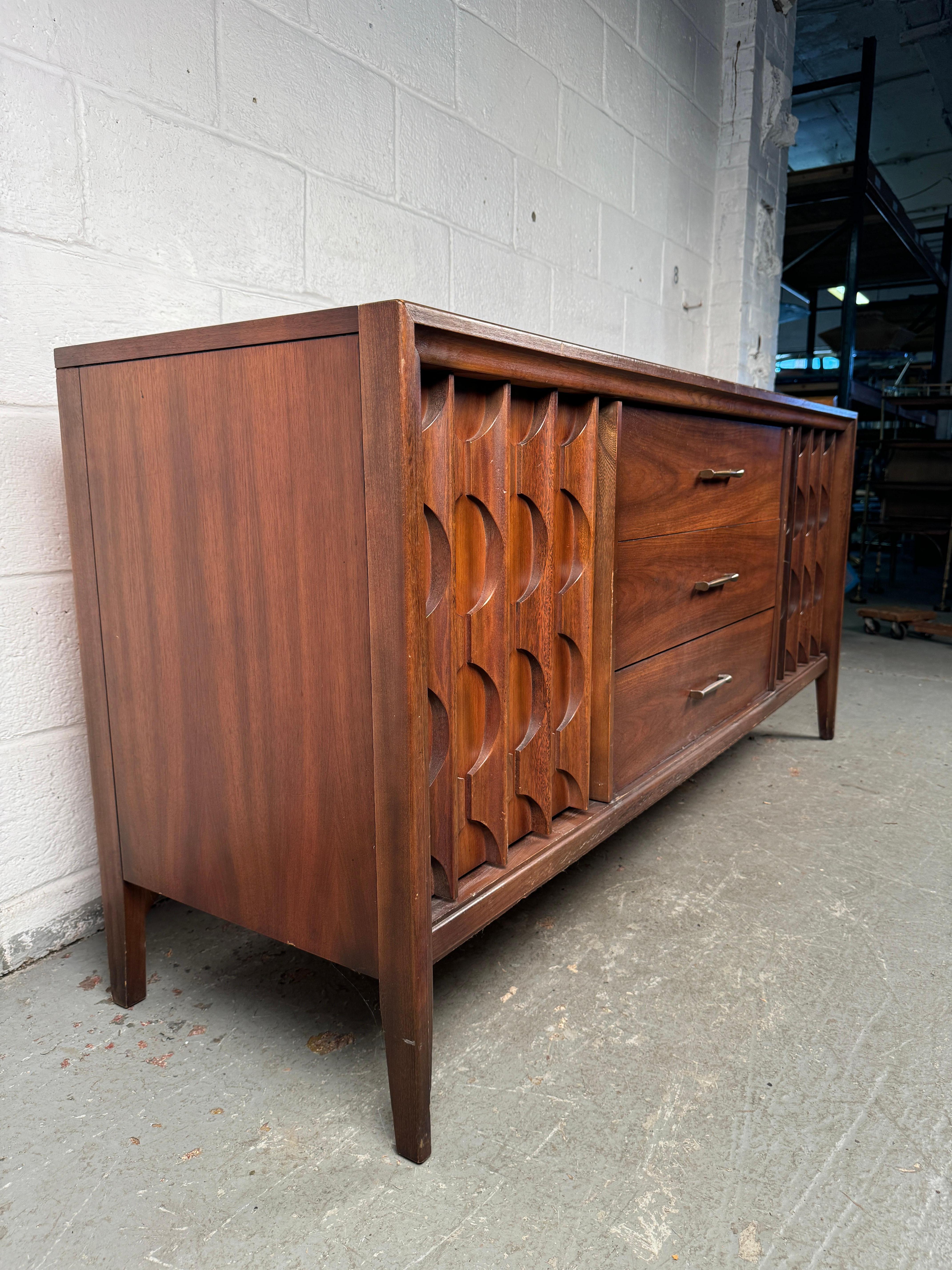 Américain Crédence Vintage Sculptée Par Kent Coffey en vente