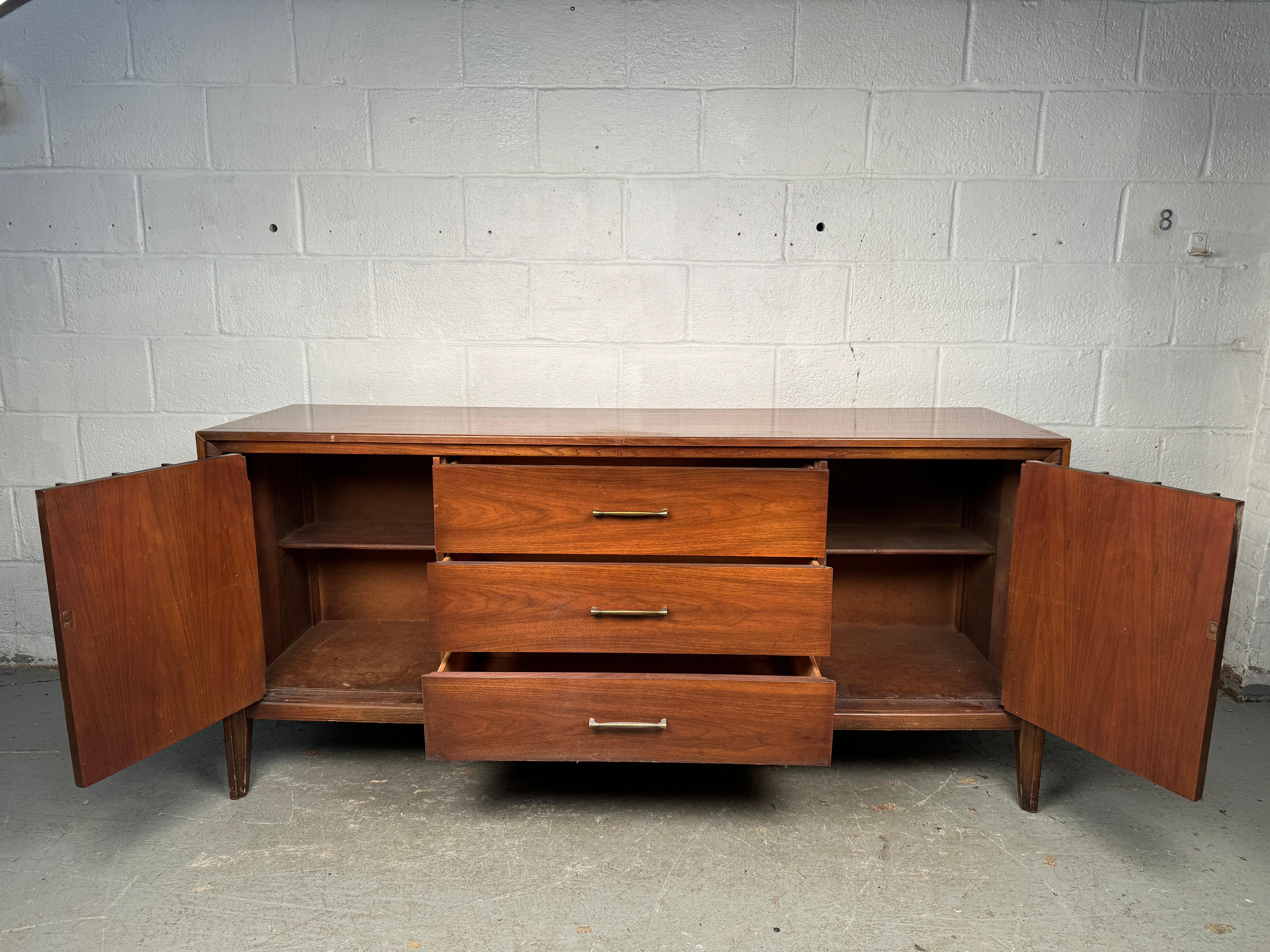 20ième siècle Crédence Vintage Sculptée Par Kent Coffey en vente