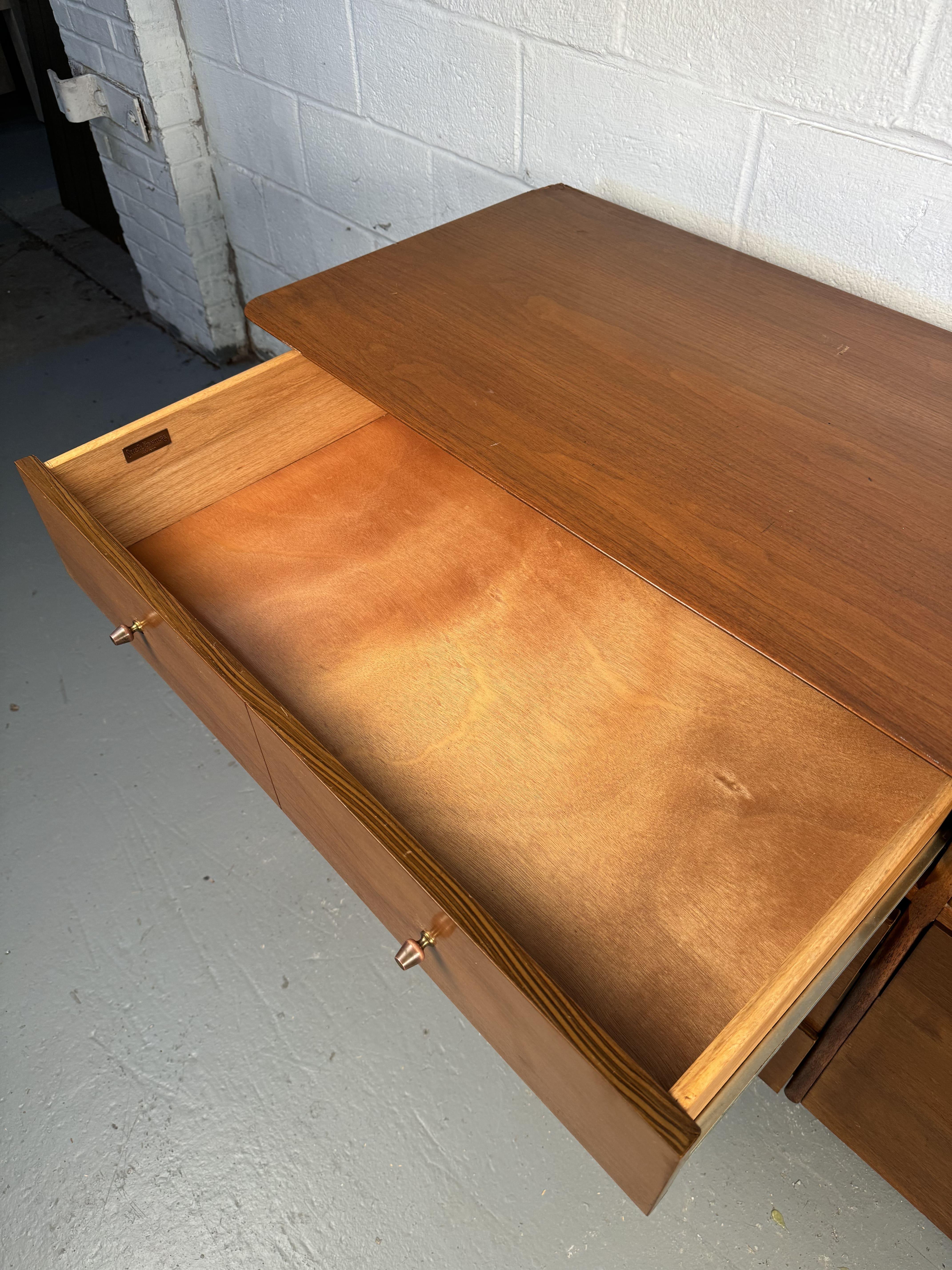 Skulpturale Vintage-Kommode von Stiehl Furniture, New York im Angebot 5