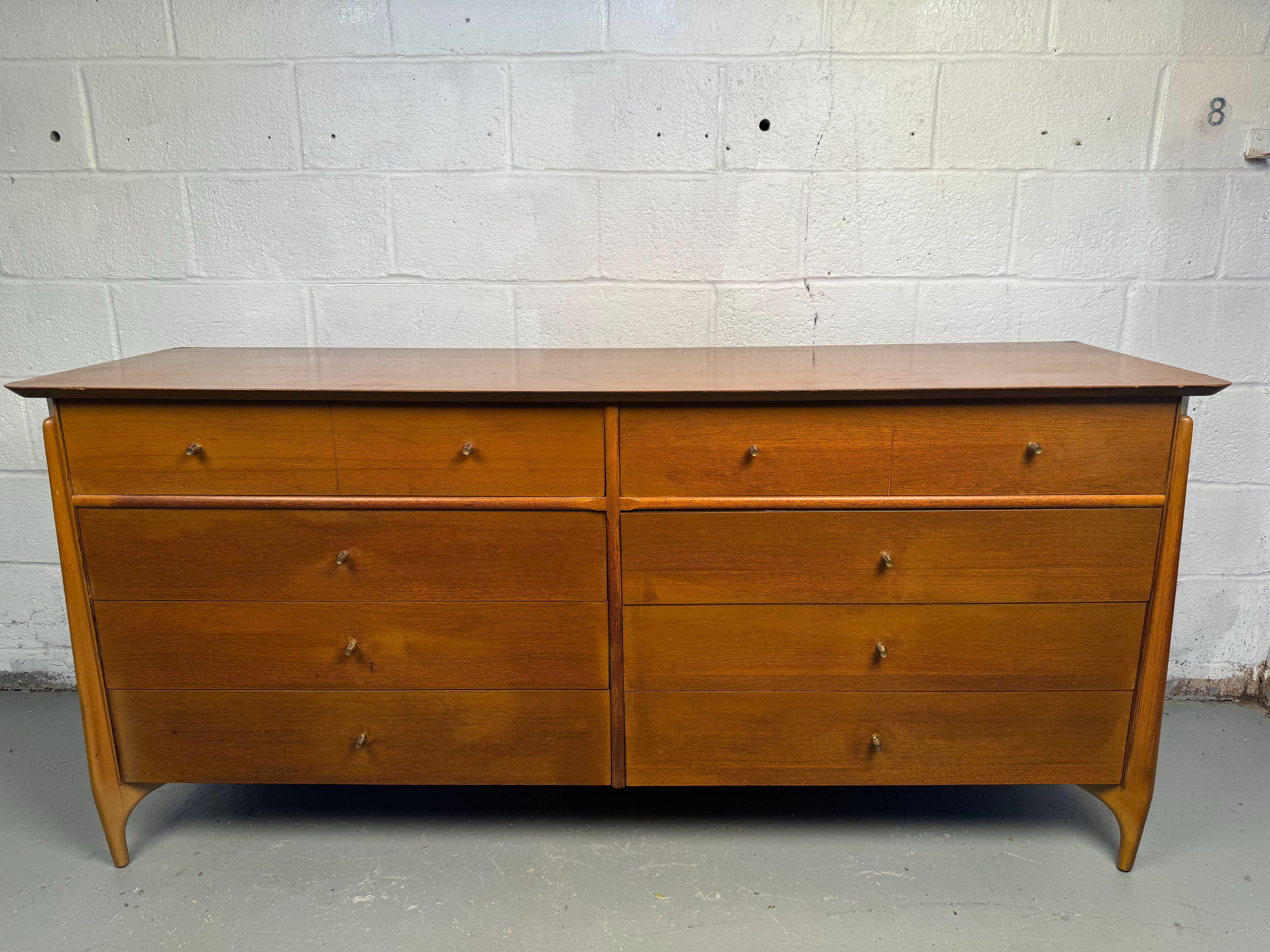 Sculpted Dresser von Stiehl Furniture of New York, wo außergewöhnliche Handwerkskunst auf atemberaubendes Design trifft. Diese Kommode ist mehr als nur eine Aufbewahrungslösung; sie ist ein Statement, das jedem Raum einen künstlerischen Touch