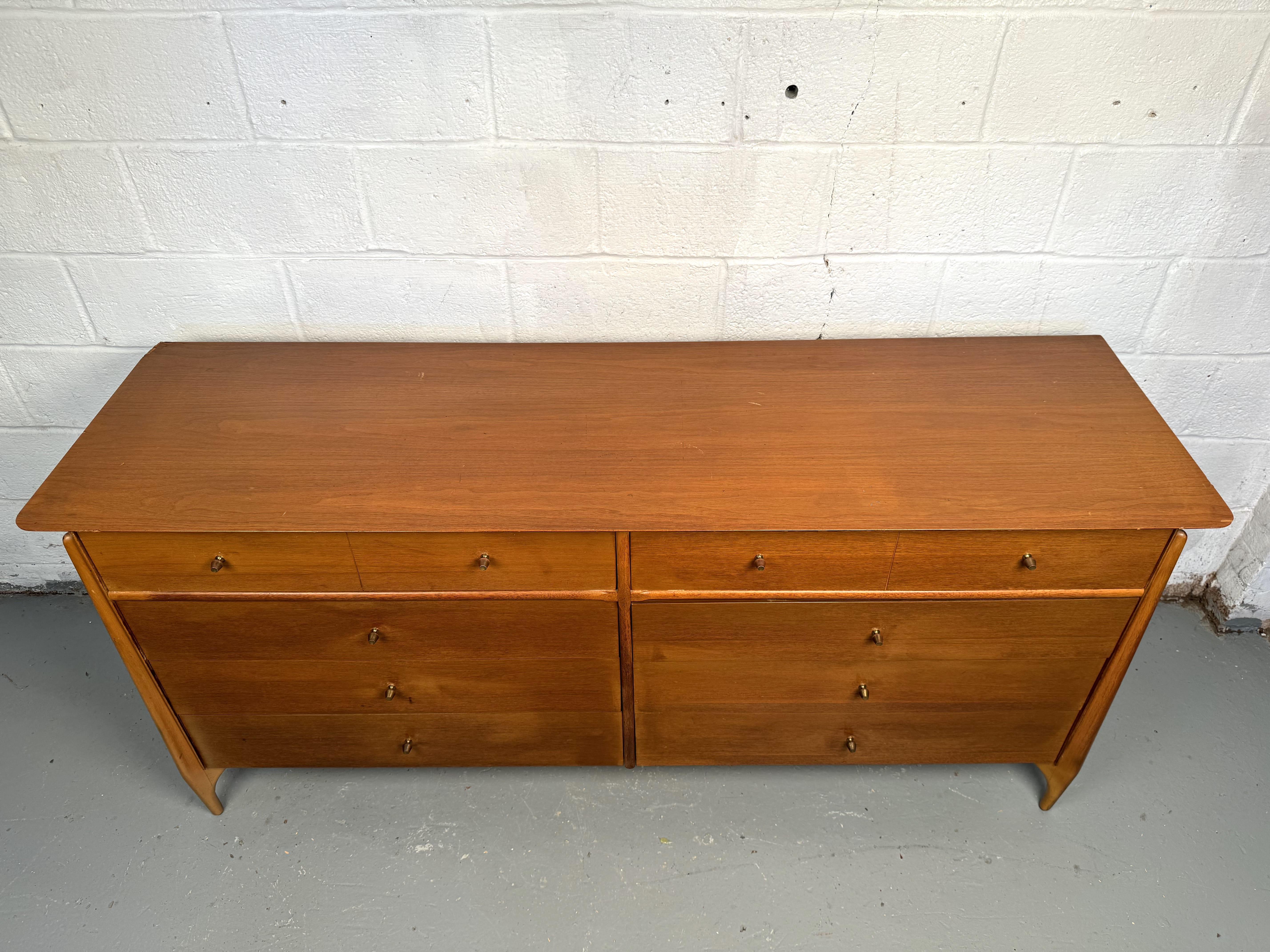 Skulpturale Vintage-Kommode von Stiehl Furniture, New York (Moderne der Mitte des Jahrhunderts) im Angebot