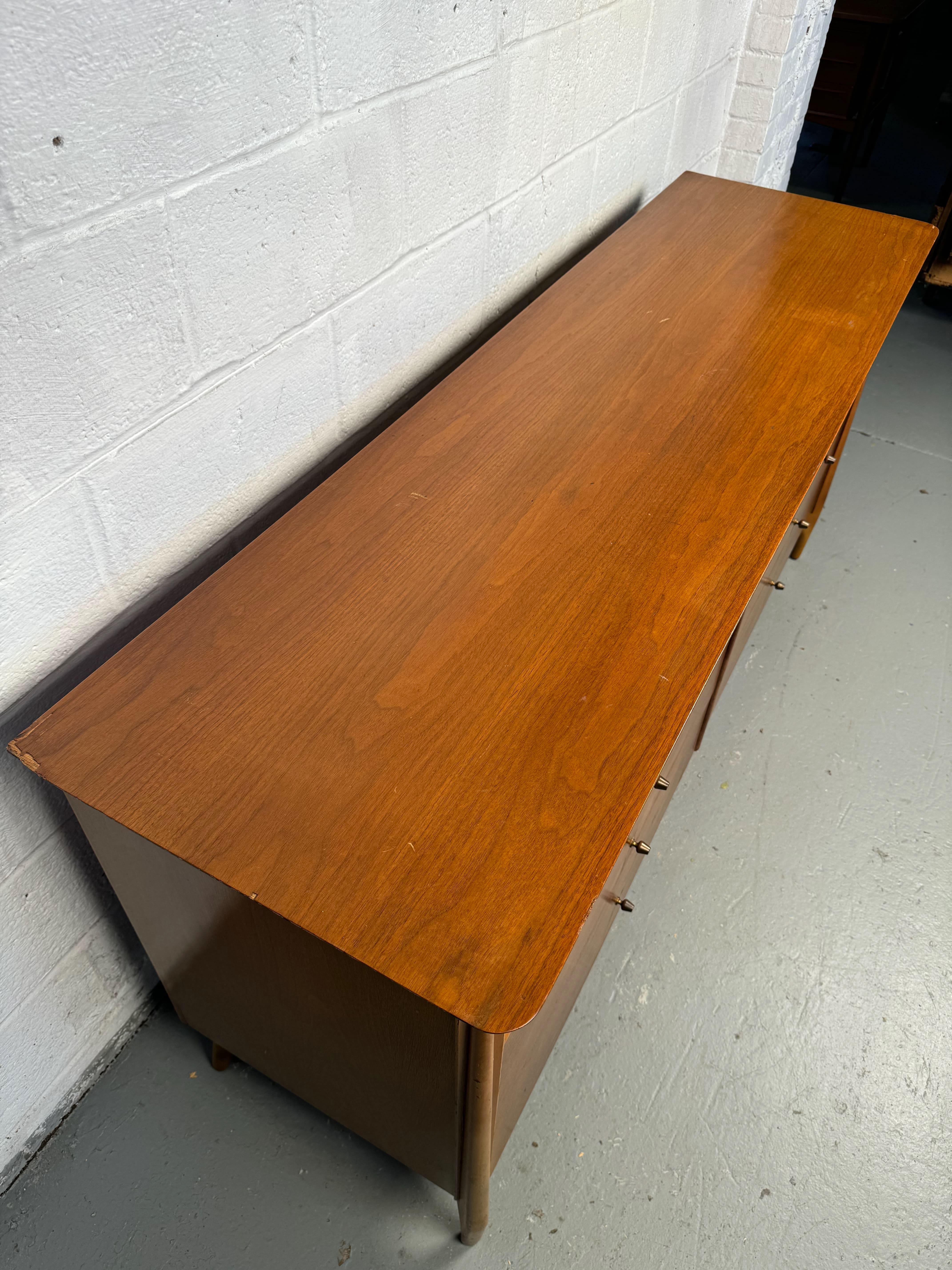 Skulpturale Vintage-Kommode von Stiehl Furniture, New York (amerikanisch) im Angebot