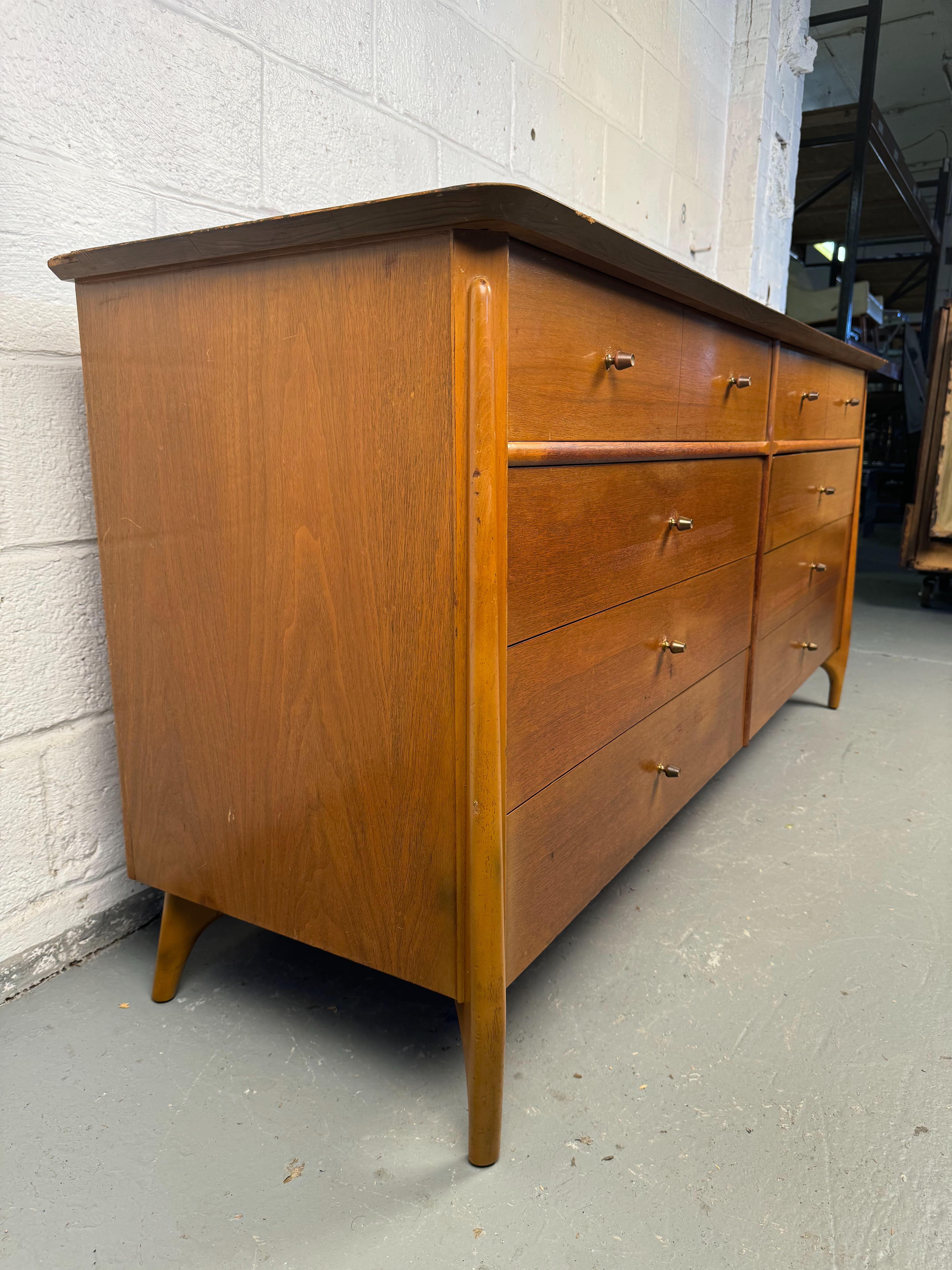 Skulpturale Vintage-Kommode von Stiehl Furniture, New York im Zustand „Gut“ im Angebot in Brooklyn, NY