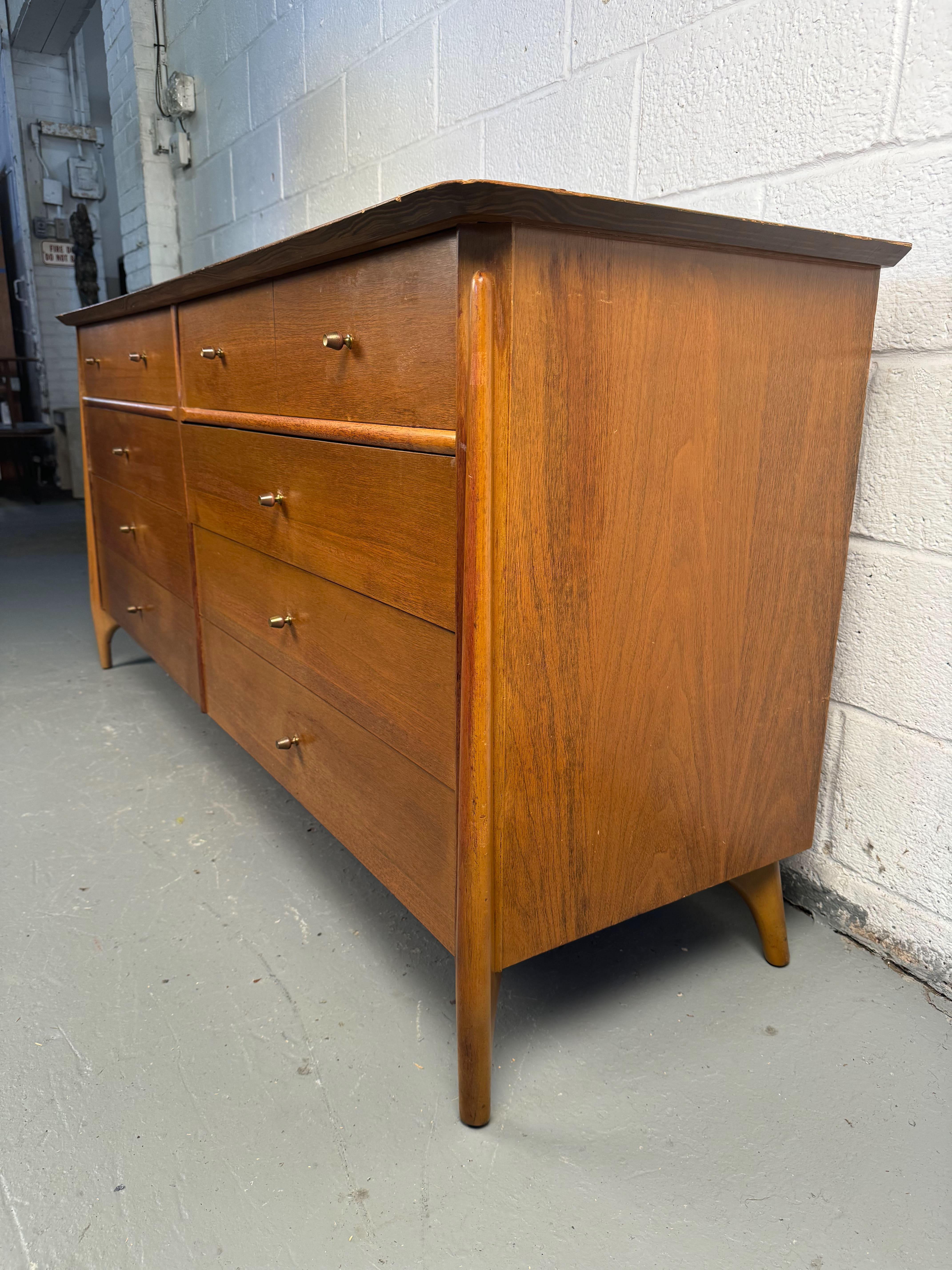 Skulpturale Vintage-Kommode von Stiehl Furniture, New York (20. Jahrhundert) im Angebot