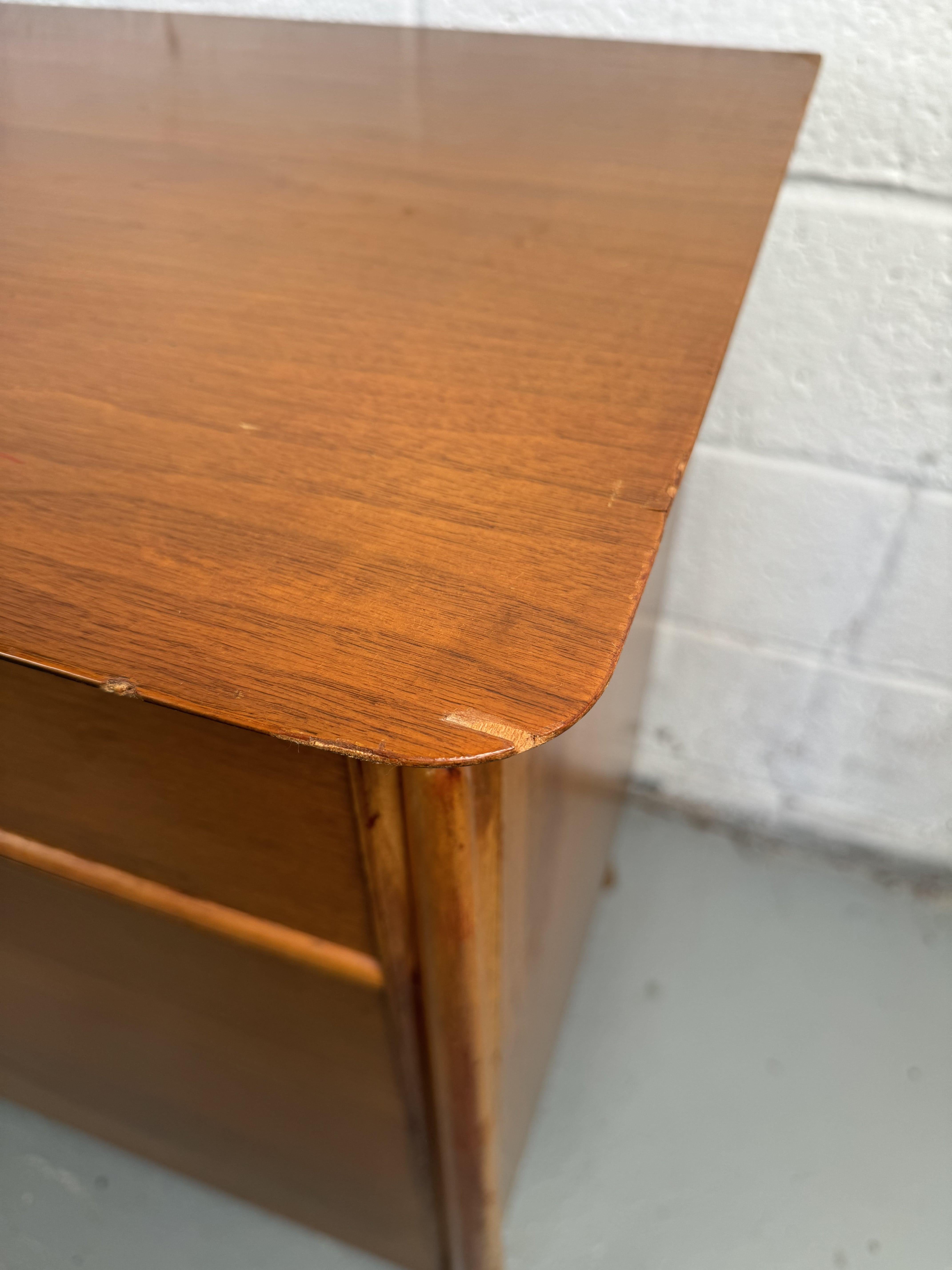 Skulpturale Vintage-Kommode von Stiehl Furniture, New York (Holz) im Angebot