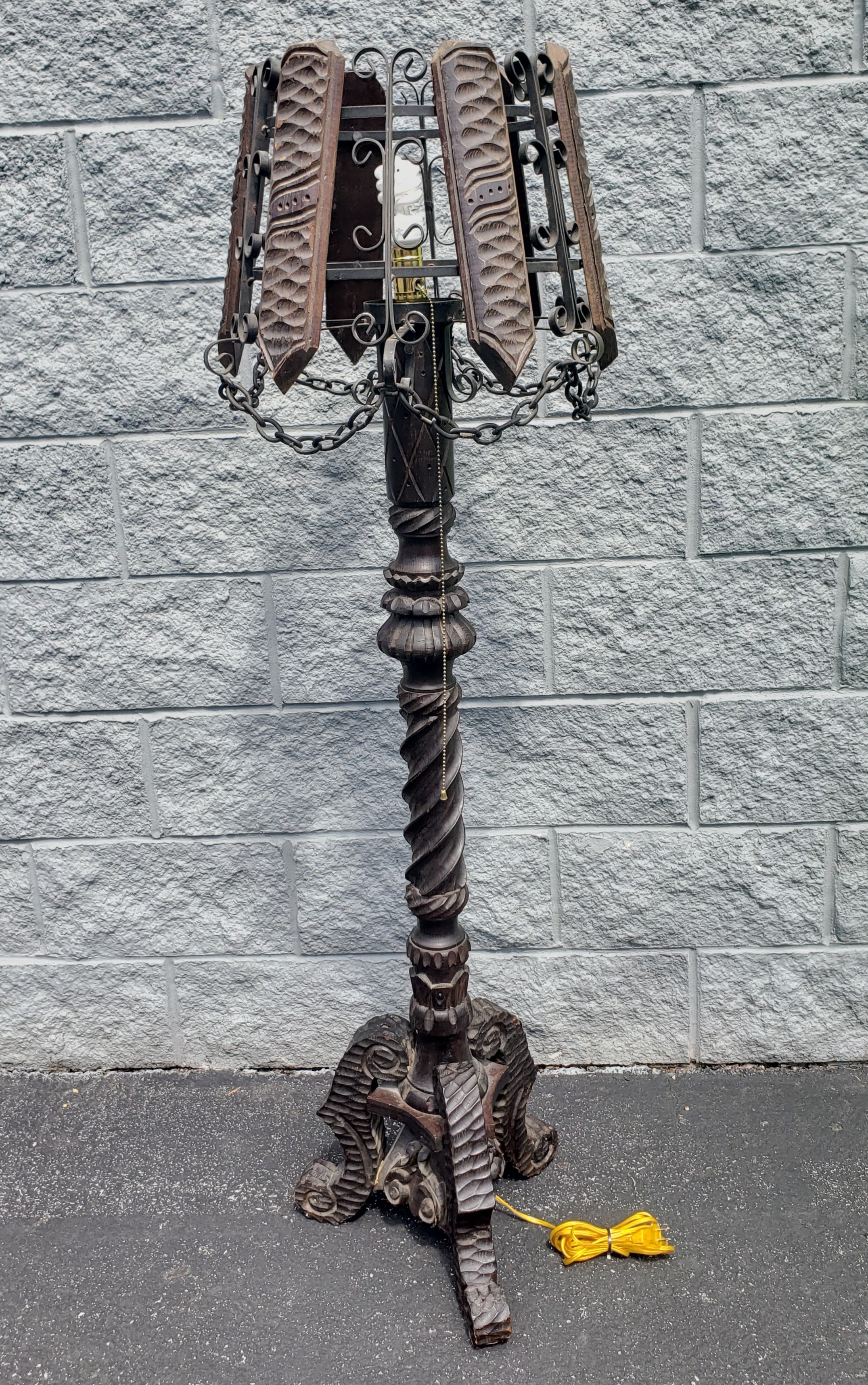 Lampadaire tripode vintage sculpté à piédestal en bois ébénisé avec abat-jour en bois et fer Bon état - En vente à Germantown, MD