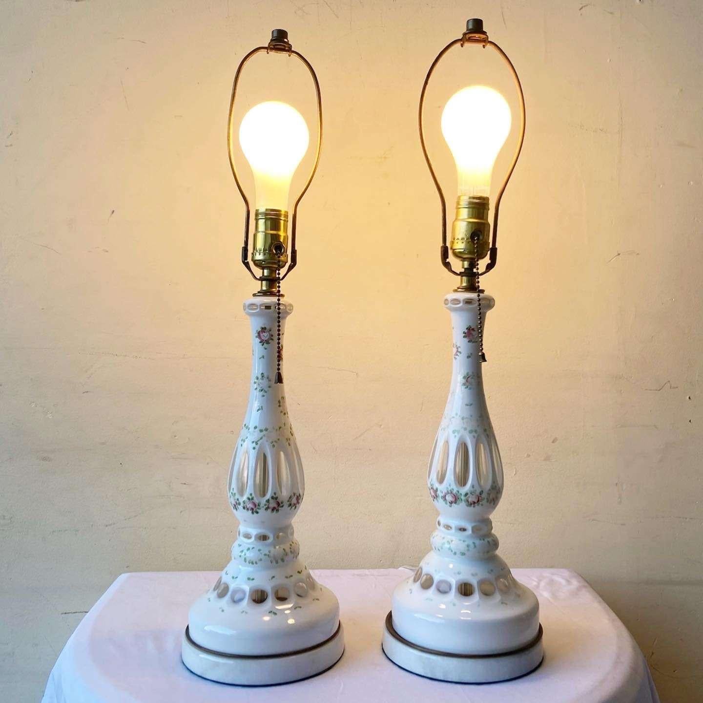 Américain Lampes de table vintage en porcelaine sculptée en vente