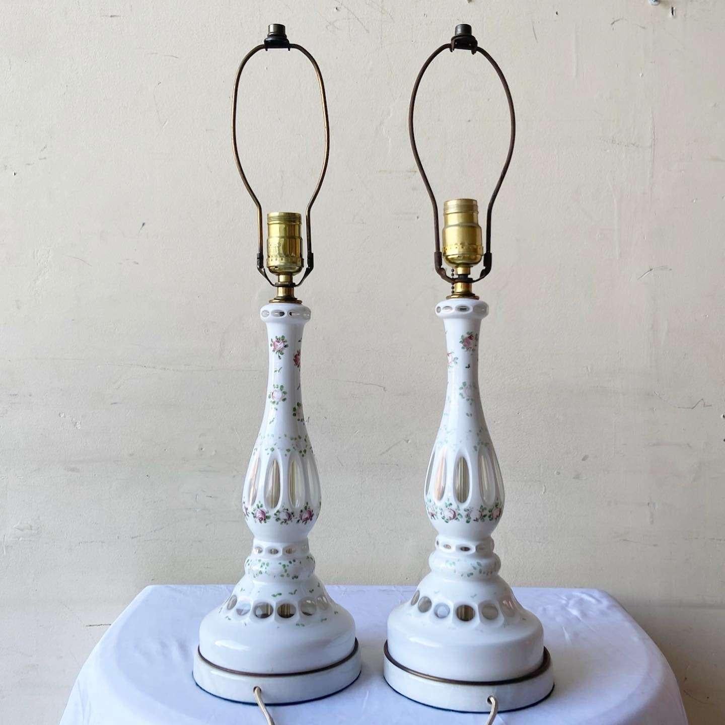 Lampes de table vintage en porcelaine sculptée Bon état - En vente à Delray Beach, FL