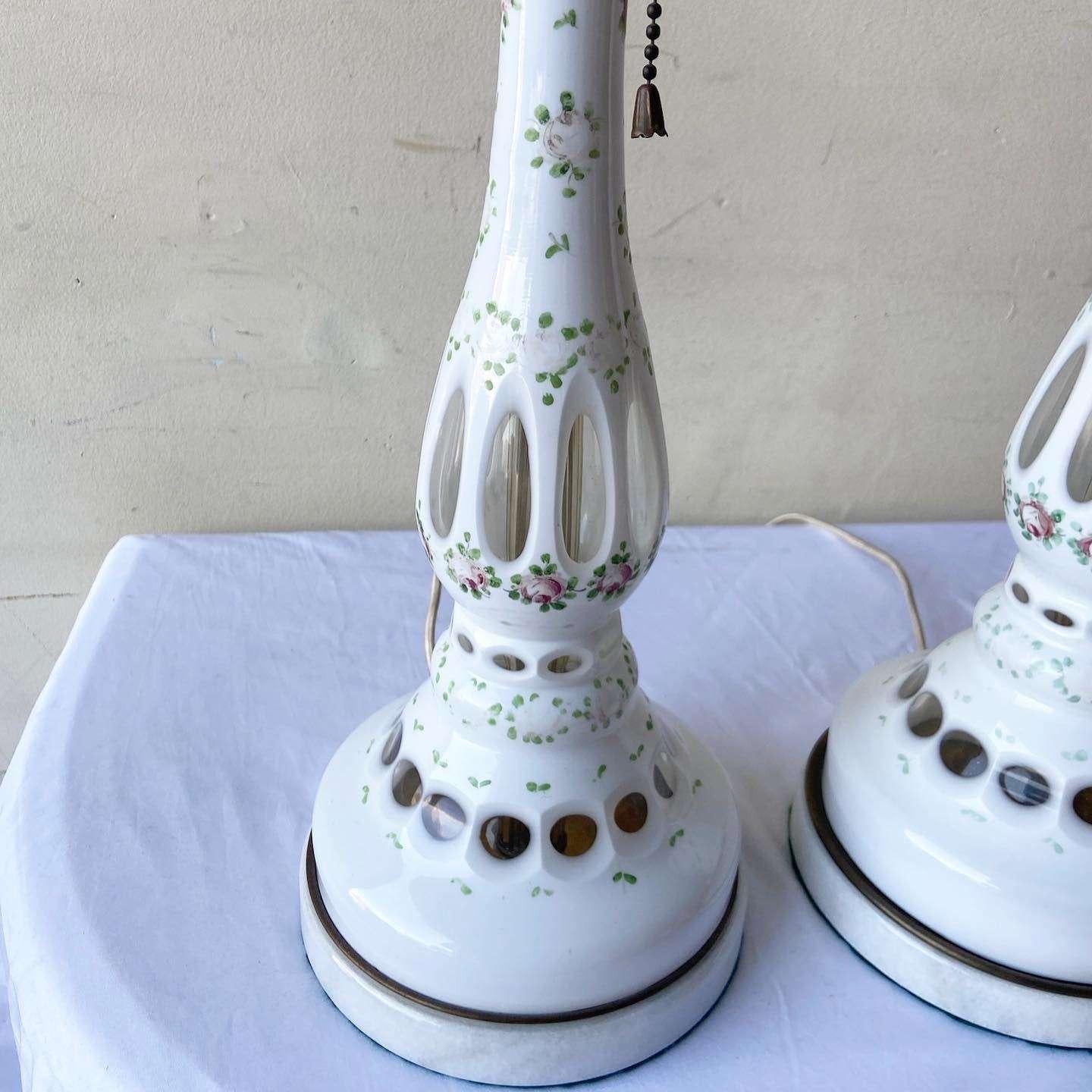 Milieu du XXe siècle Lampes de table vintage en porcelaine sculptée en vente