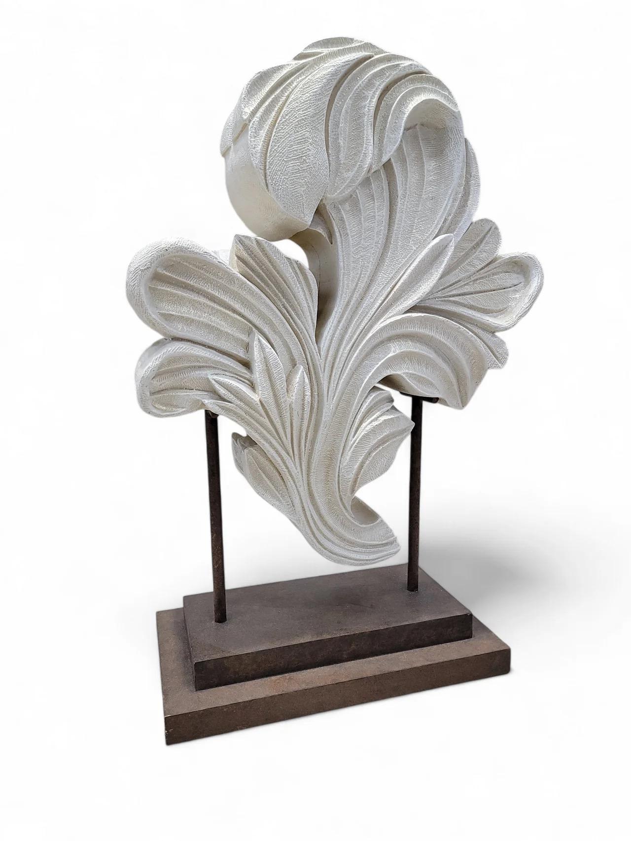 Mid-Century moderno Scultura in resina scolpita d'epoca con foglie d'acanto arrotolate su un supporto di metallo in vendita