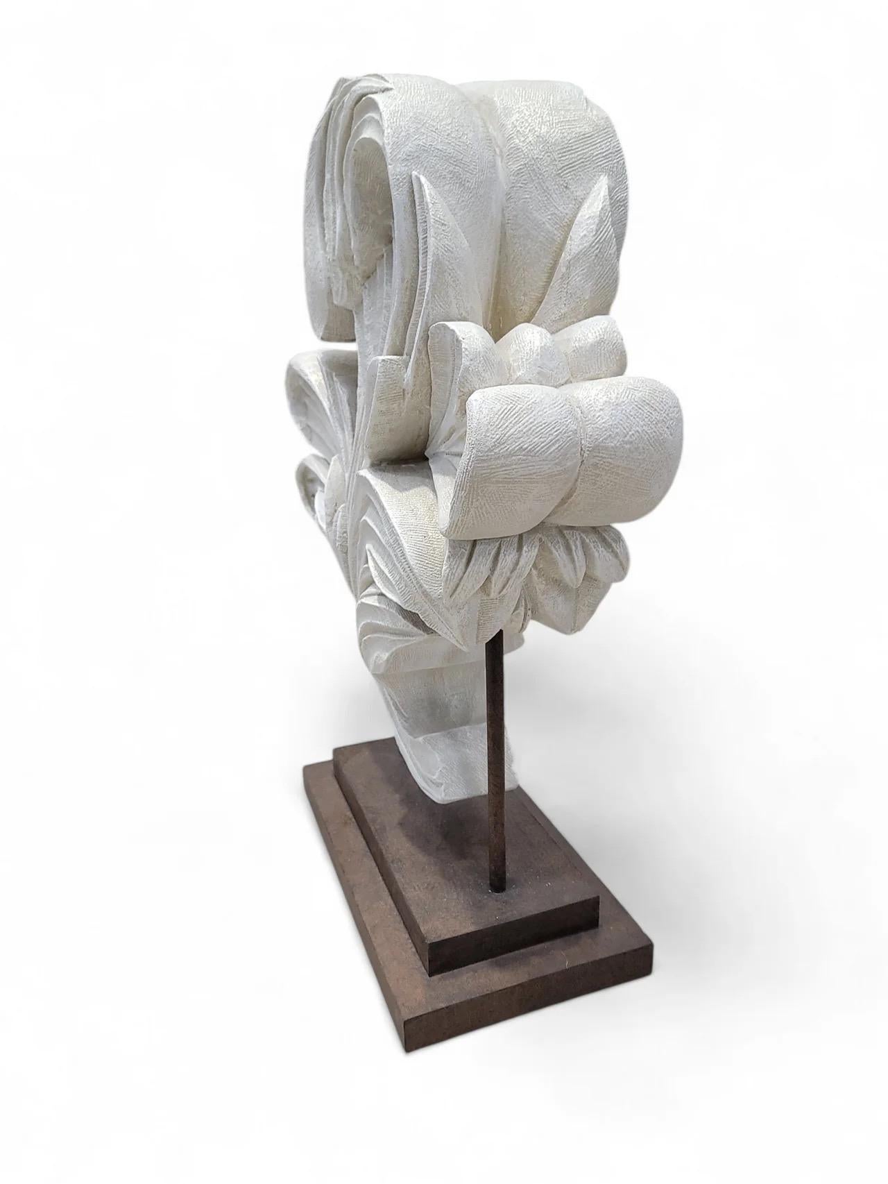 Sconosciuto Scultura in resina scolpita d'epoca con foglie d'acanto arrotolate su un supporto di metallo in vendita