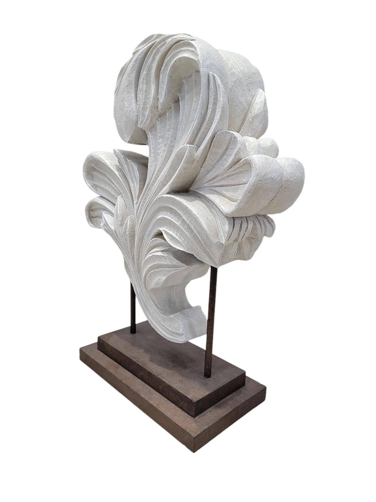 Scultura in resina scolpita d'epoca con foglie d'acanto arrotolate su un supporto di metallo In condizioni buone in vendita a Chicago, IL