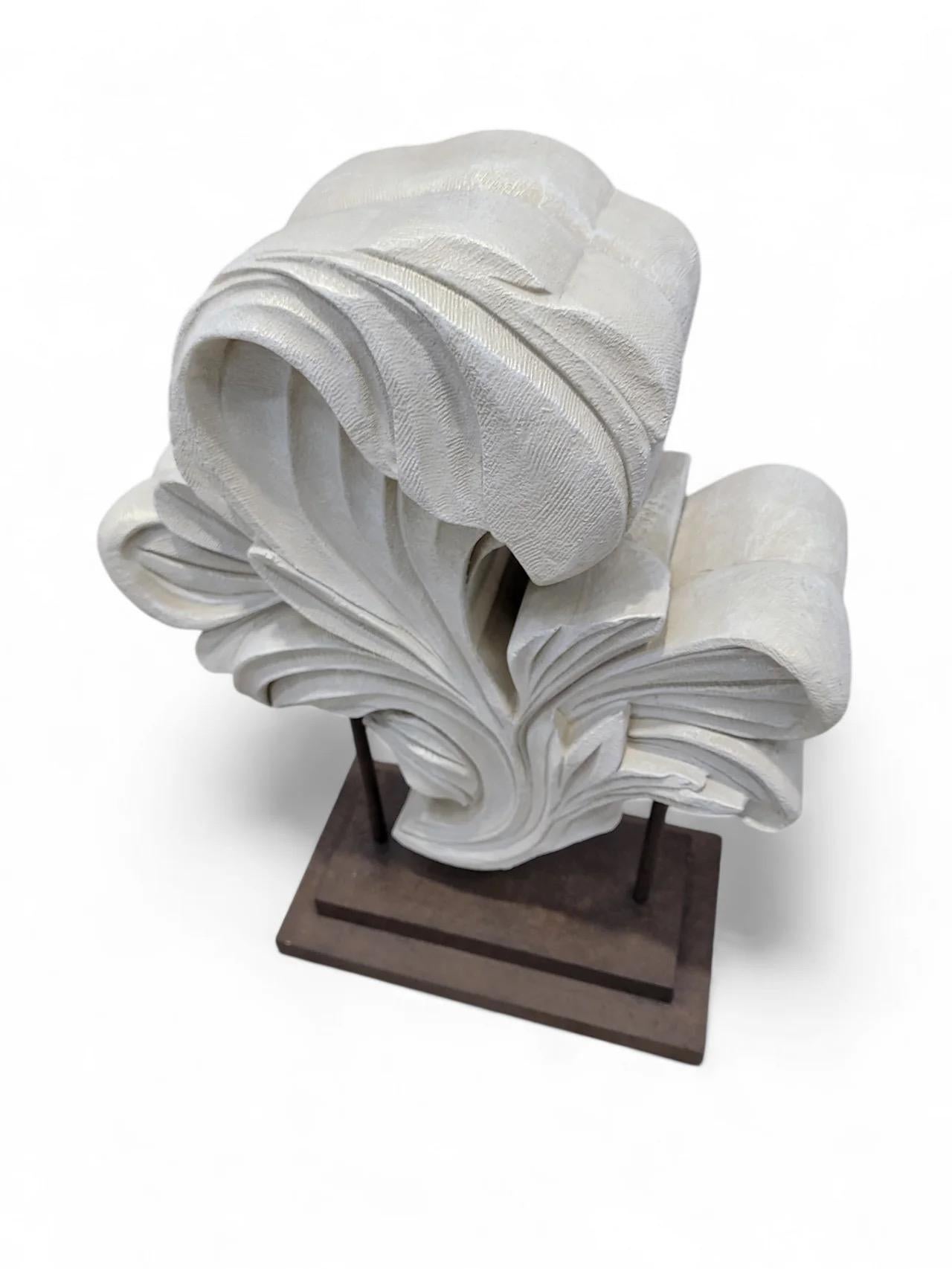 XX secolo Scultura in resina scolpita d'epoca con foglie d'acanto arrotolate su un supporto di metallo in vendita