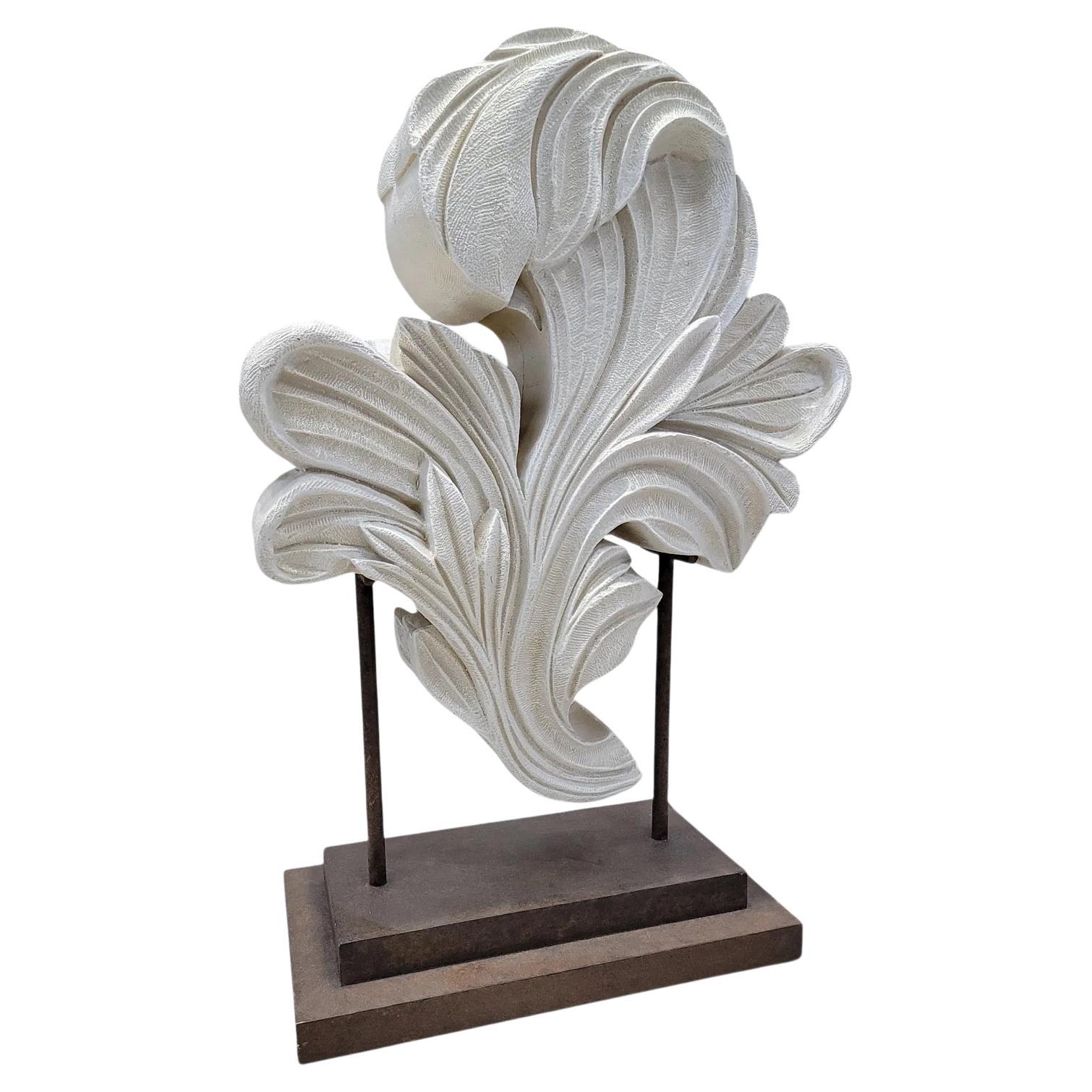 Scultura in resina scolpita d'epoca con foglie d'acanto arrotolate su un supporto di metallo