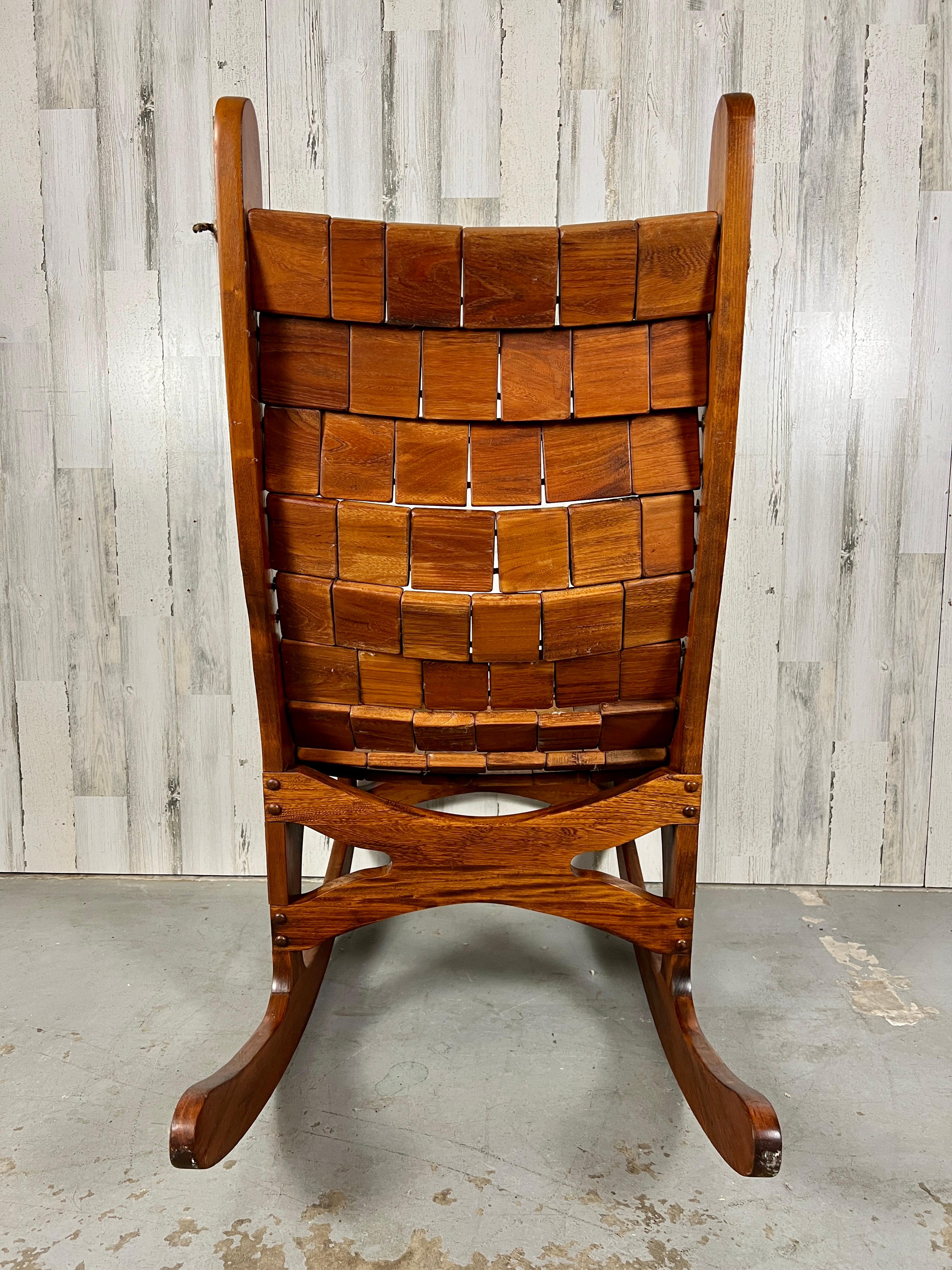 Sedia a dondolo vintage in noce scolpito Patchwork in vendita 1