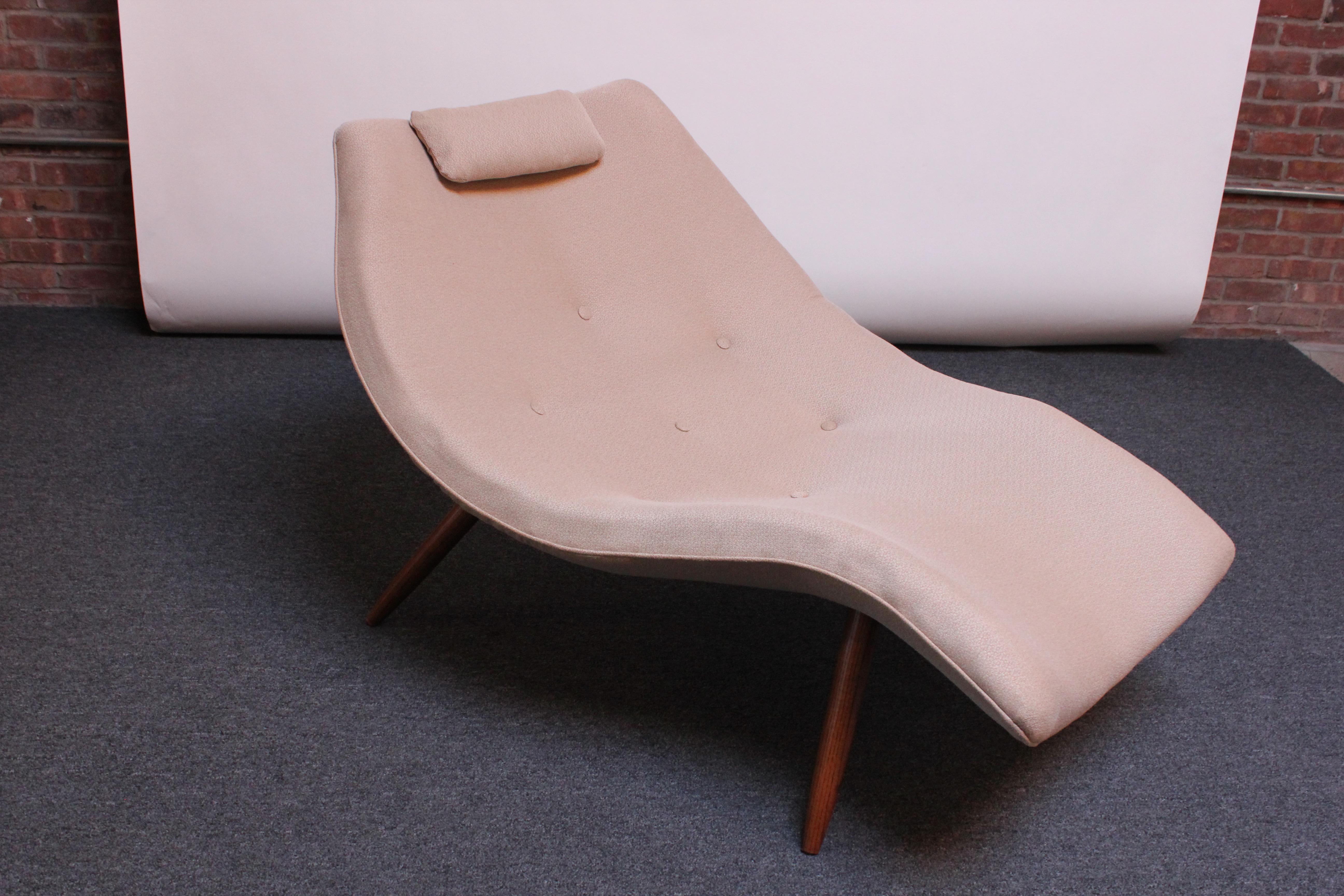 Scarce and desirable Model 1828-C Adrian Pearsall chaise lounge for Craft Associates (ca. 1950s, USA).
Composed of a deeply contoured, curvaceous seat equipped with the original, weighted head-rest, all supported by sculpted and splayed walnut