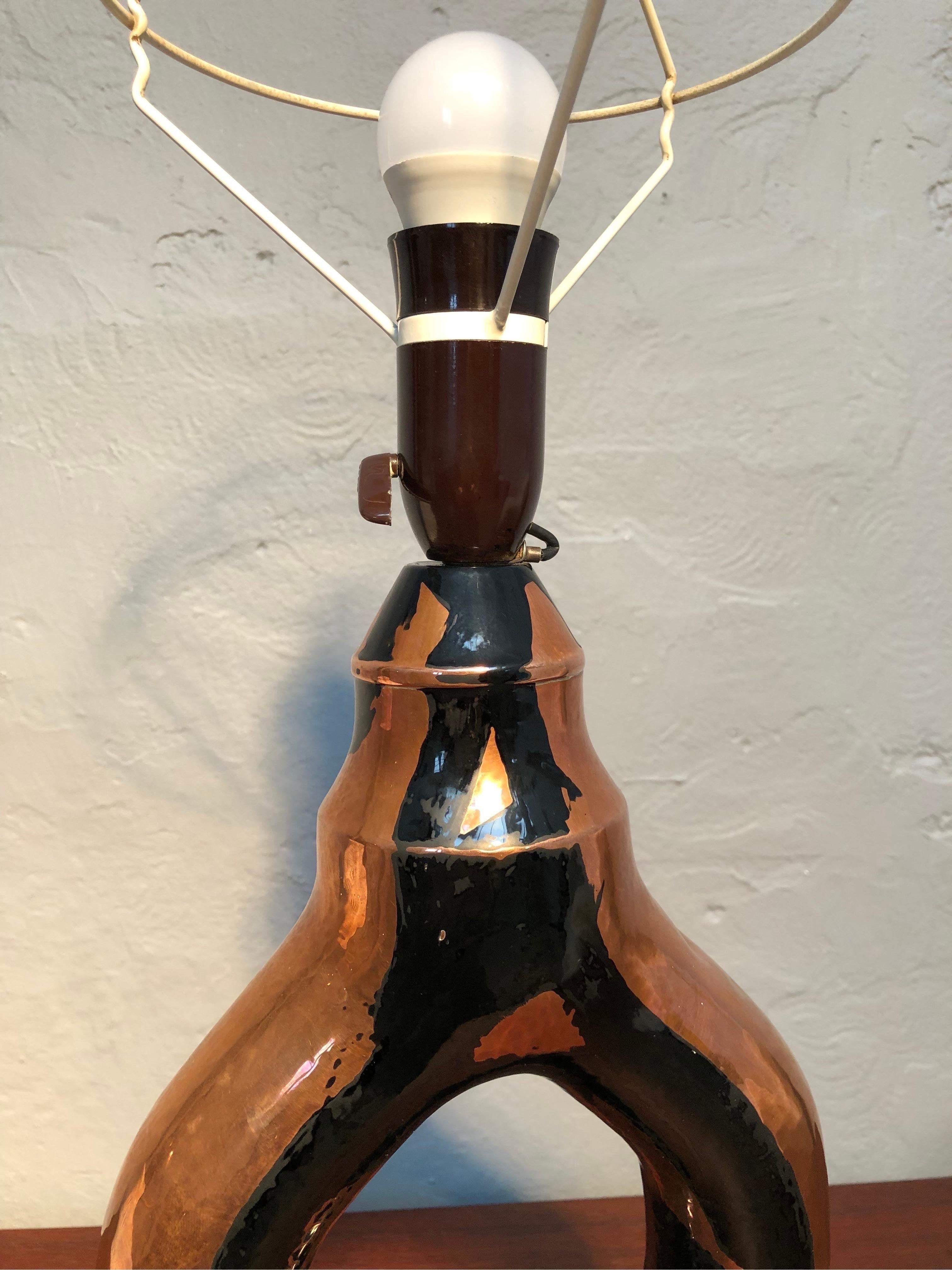 Lampe de table artisanale sculpturale vintage en cuivre en vente 2