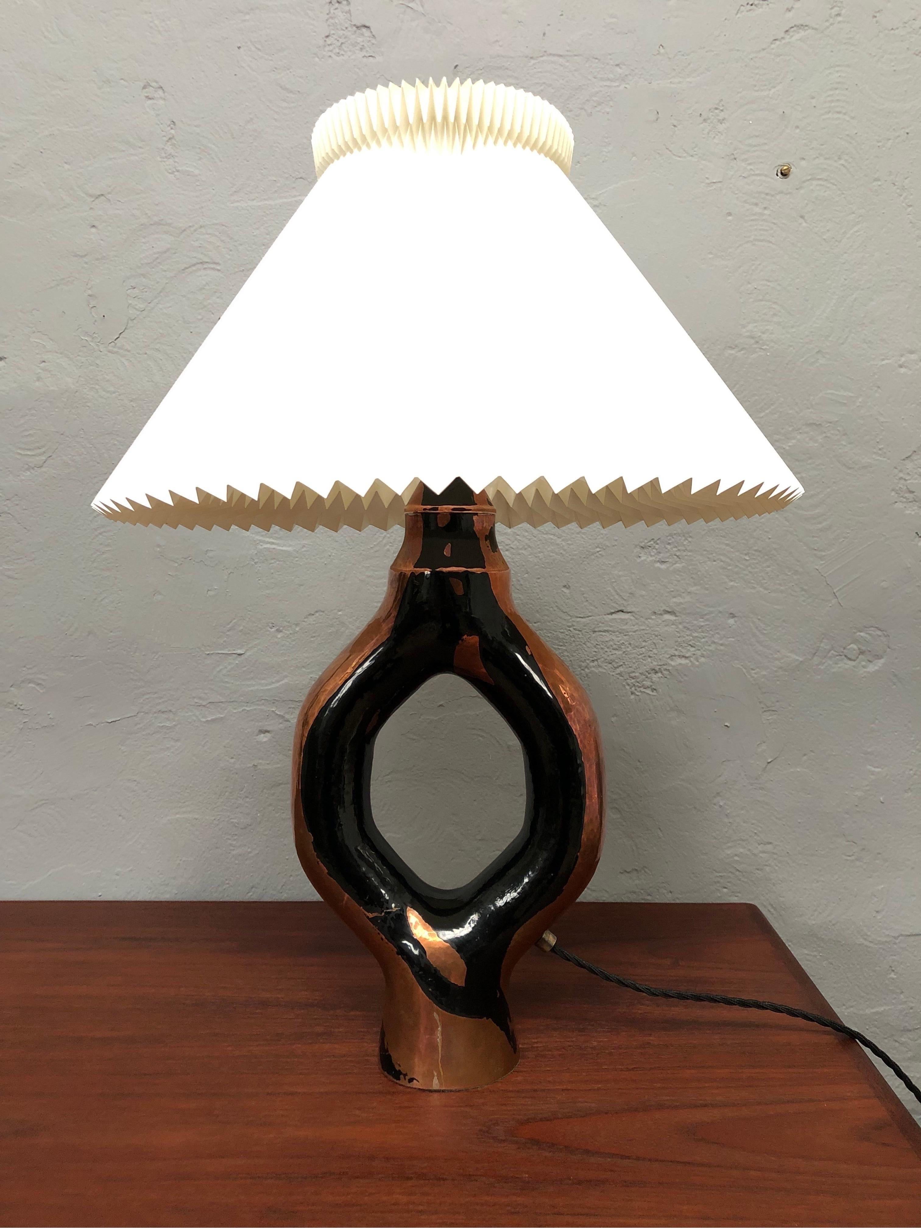 Lampe de table artisanale sculpturale vintage en cuivre en vente 7