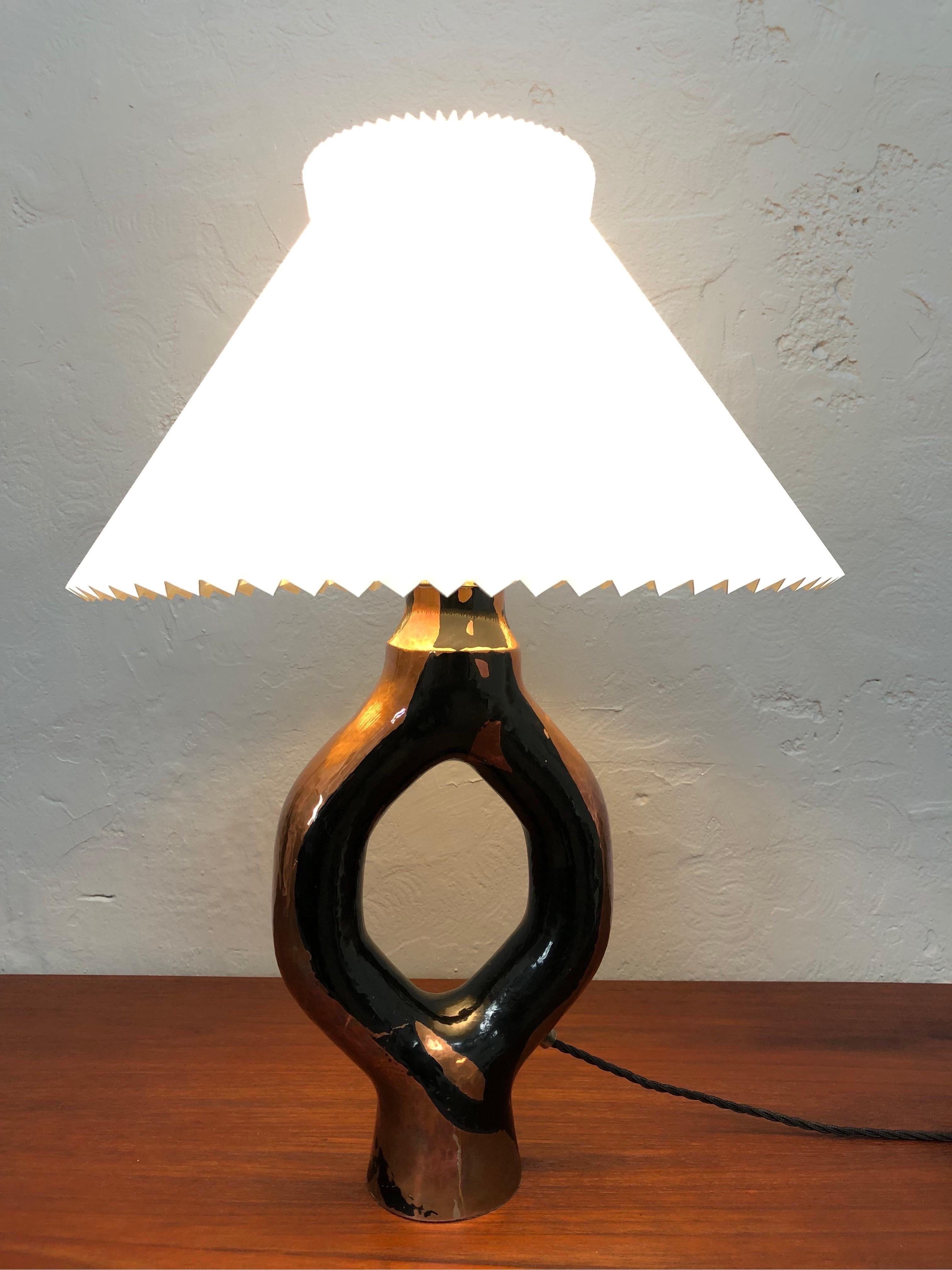 Lampe de table artisanale sculpturale vintage des années 1960 en cuivre.
Habilement réalisé dans un beau design d'époque.
Il est plus que probable qu'il s'agisse d'un morceau d'UNICA.
La lampe a été nettoyée, recâblée avec un tissu noir torsadé et