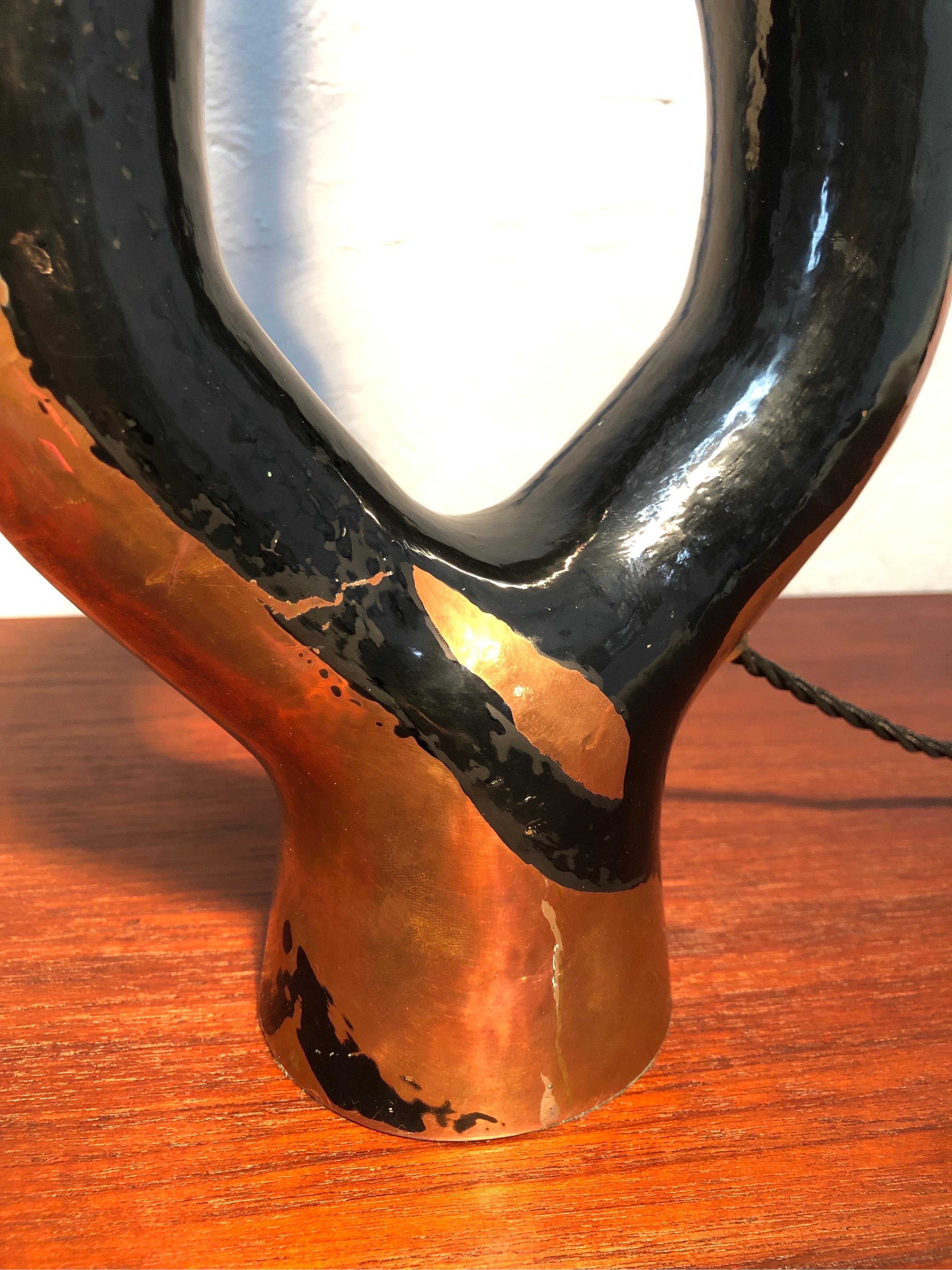 Skulpturale Kunsthandwerkliche Vintage-Tischlampe in Kupfer (Handgefertigt) im Angebot