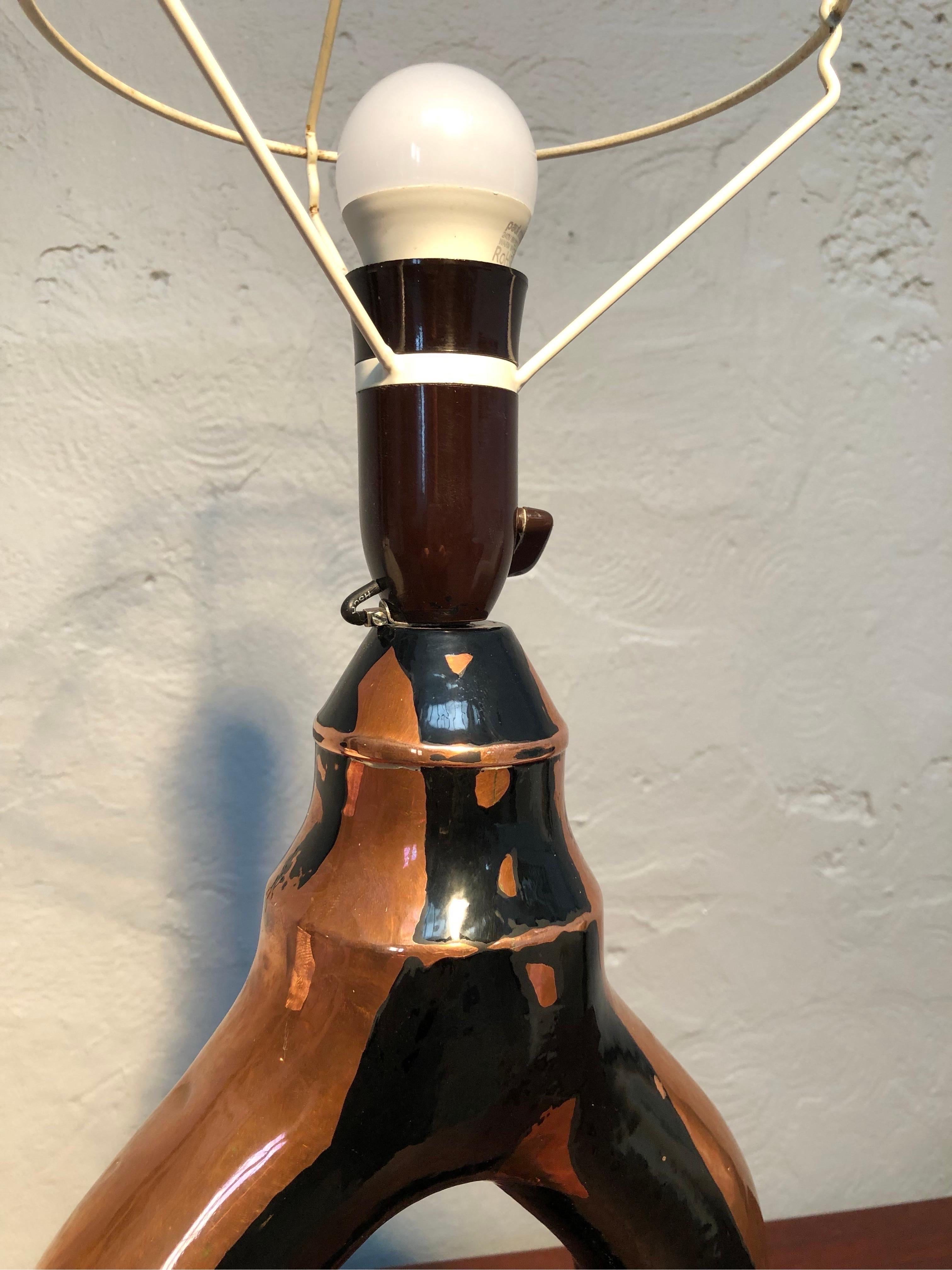 Lampe de table artisanale sculpturale vintage en cuivre Bon état - En vente à Søborg, DK