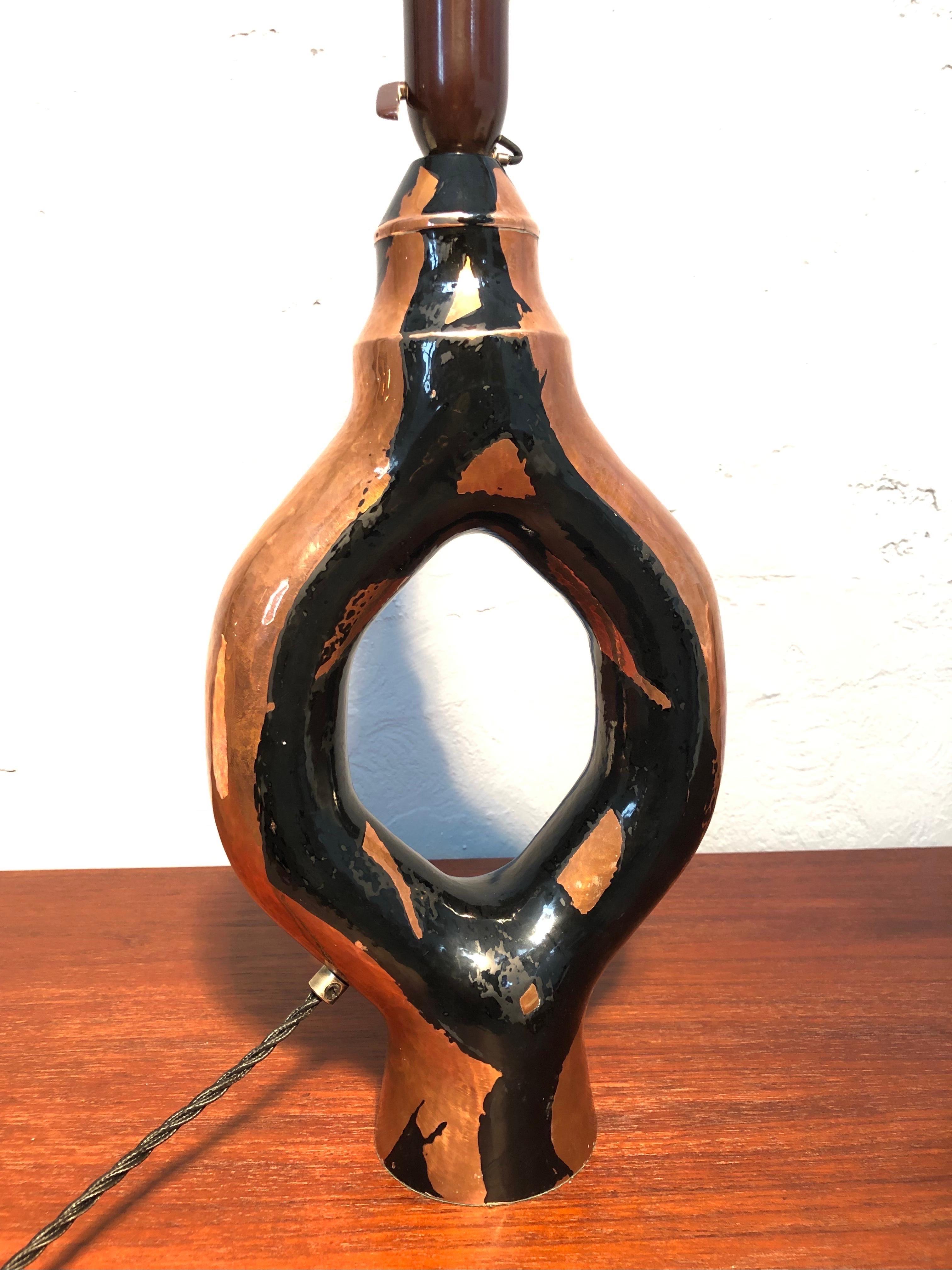 Skulpturale Kunsthandwerkliche Vintage-Tischlampe in Kupfer (Mitte des 20. Jahrhunderts) im Angebot