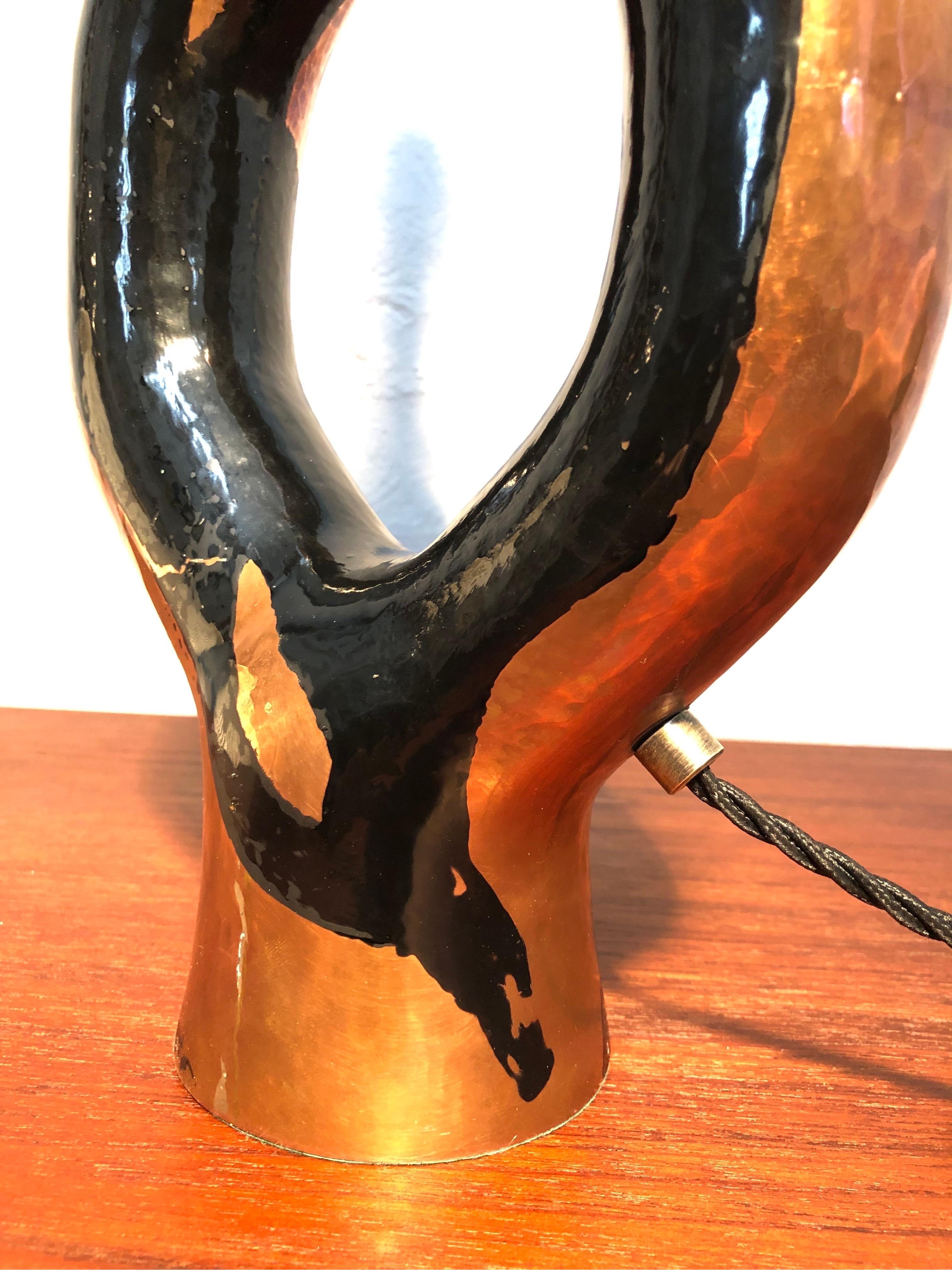 Lampe de table artisanale sculpturale vintage en cuivre en vente 1