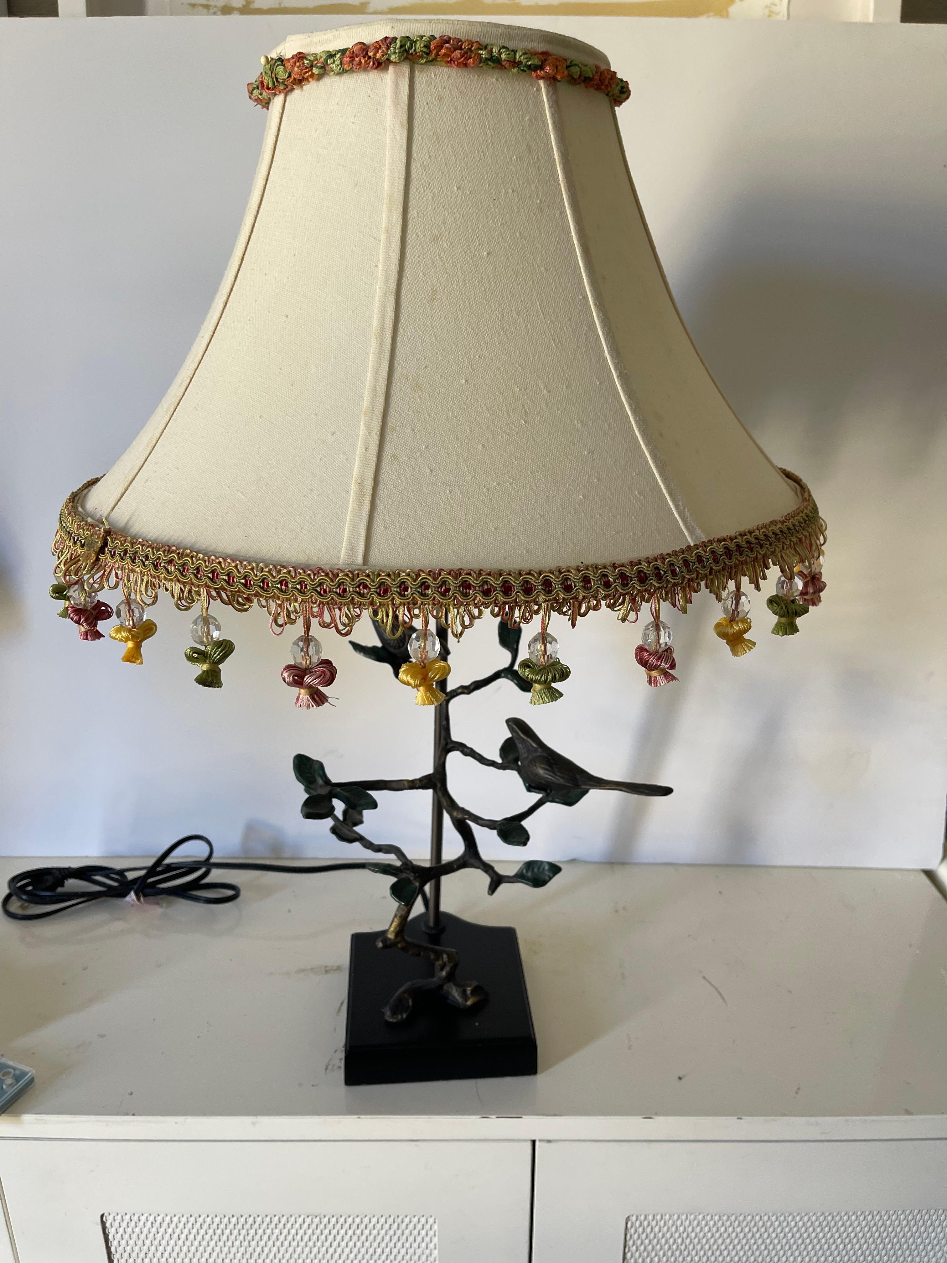 Jolie lampe sculpturale figurative en bronze avec brunch et oiseaux avec abat-jour d'origine avec pompons.