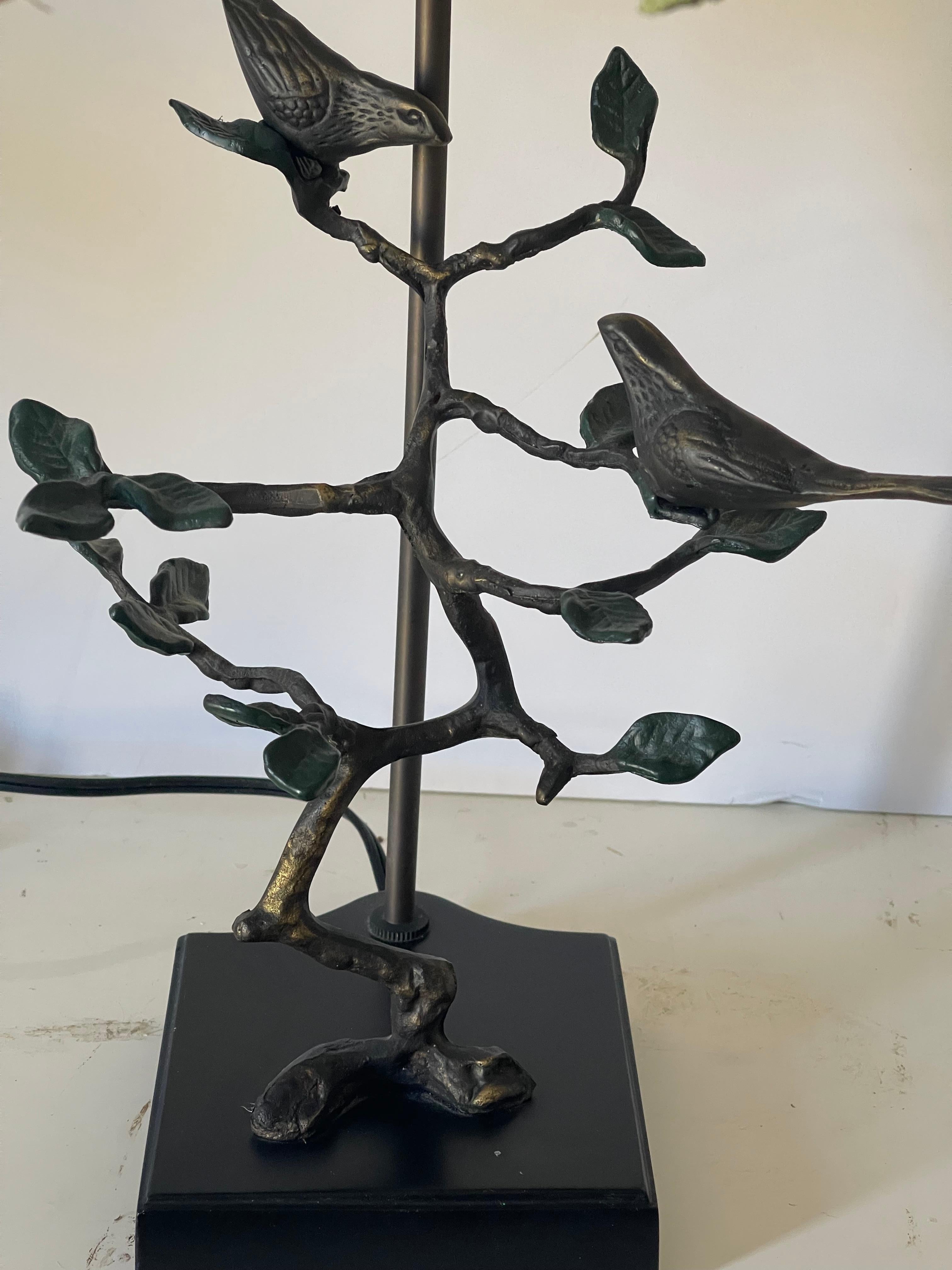 Organique Sculpture vintage d'oiseaux en bronze avec abat-jour en vente
