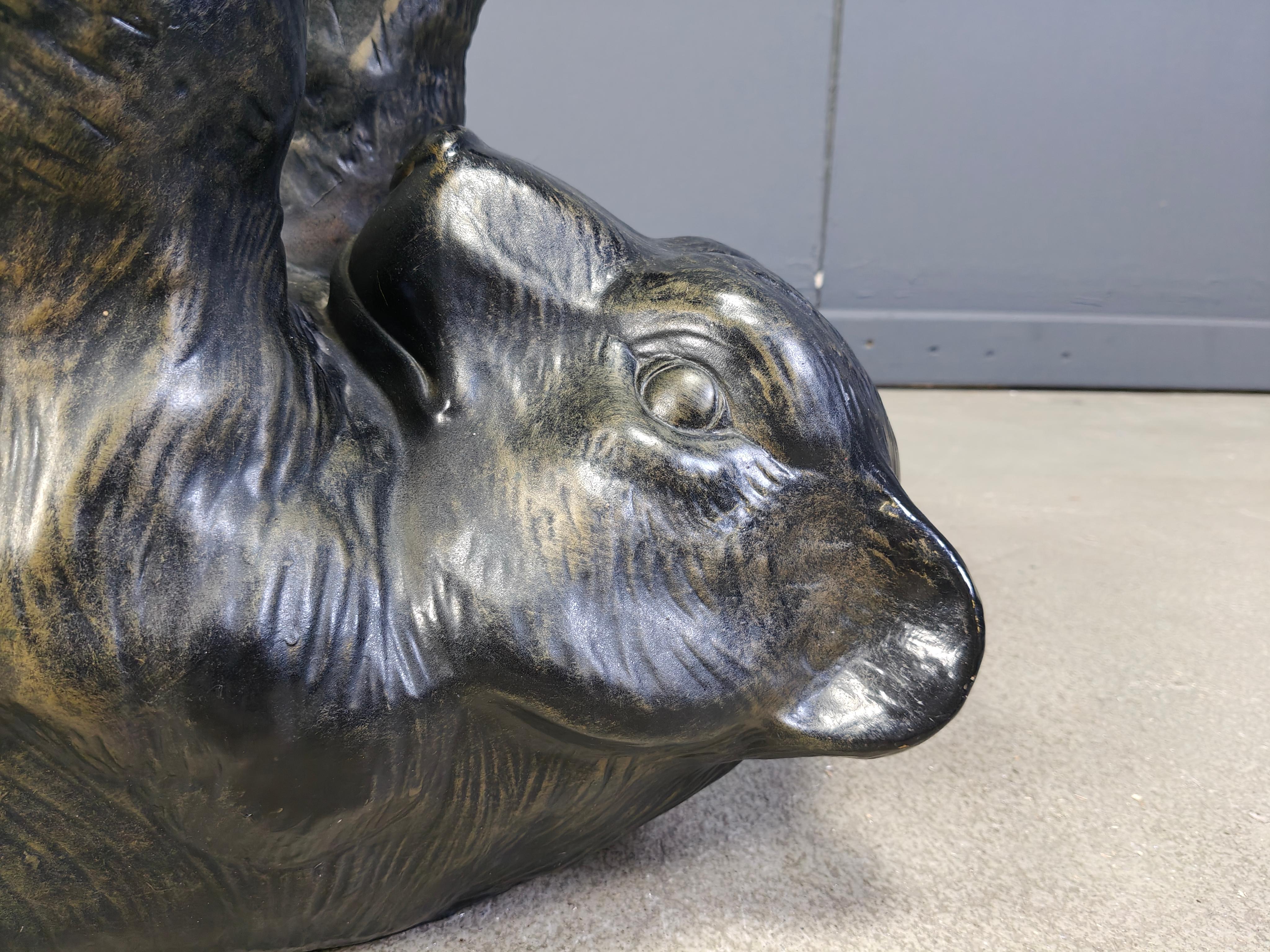 
Table basse sculpturale en forme d'ours noir.

Cette table unique est très esthétique et plutôt mignonne.

La base est en plâtre.

Nous pouvons fournir d'autres tailles de verre plus grandes, contactez-nous pour plus d'informations.

Années 1970 -