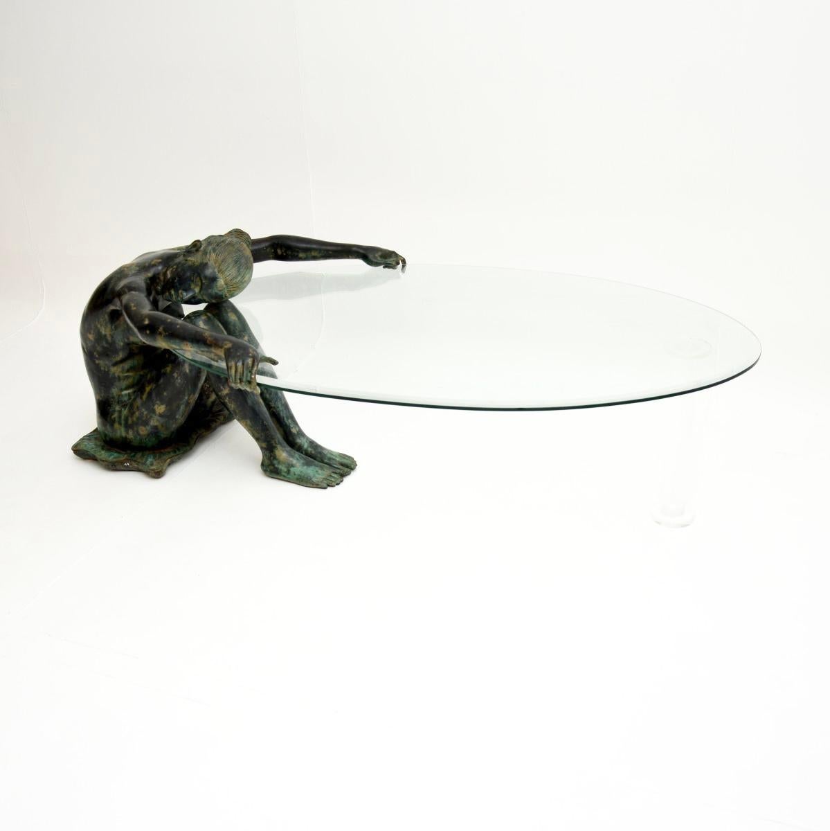 Sorprendente mesa de centro escultórica vintage de bronce con forma de mujer desnuda. Fabricado en Francia, data aproximadamente de los años setenta.

Está muy bien fundido y es de una calidad asombrosa. La mujer es casi de tamaño natural, y