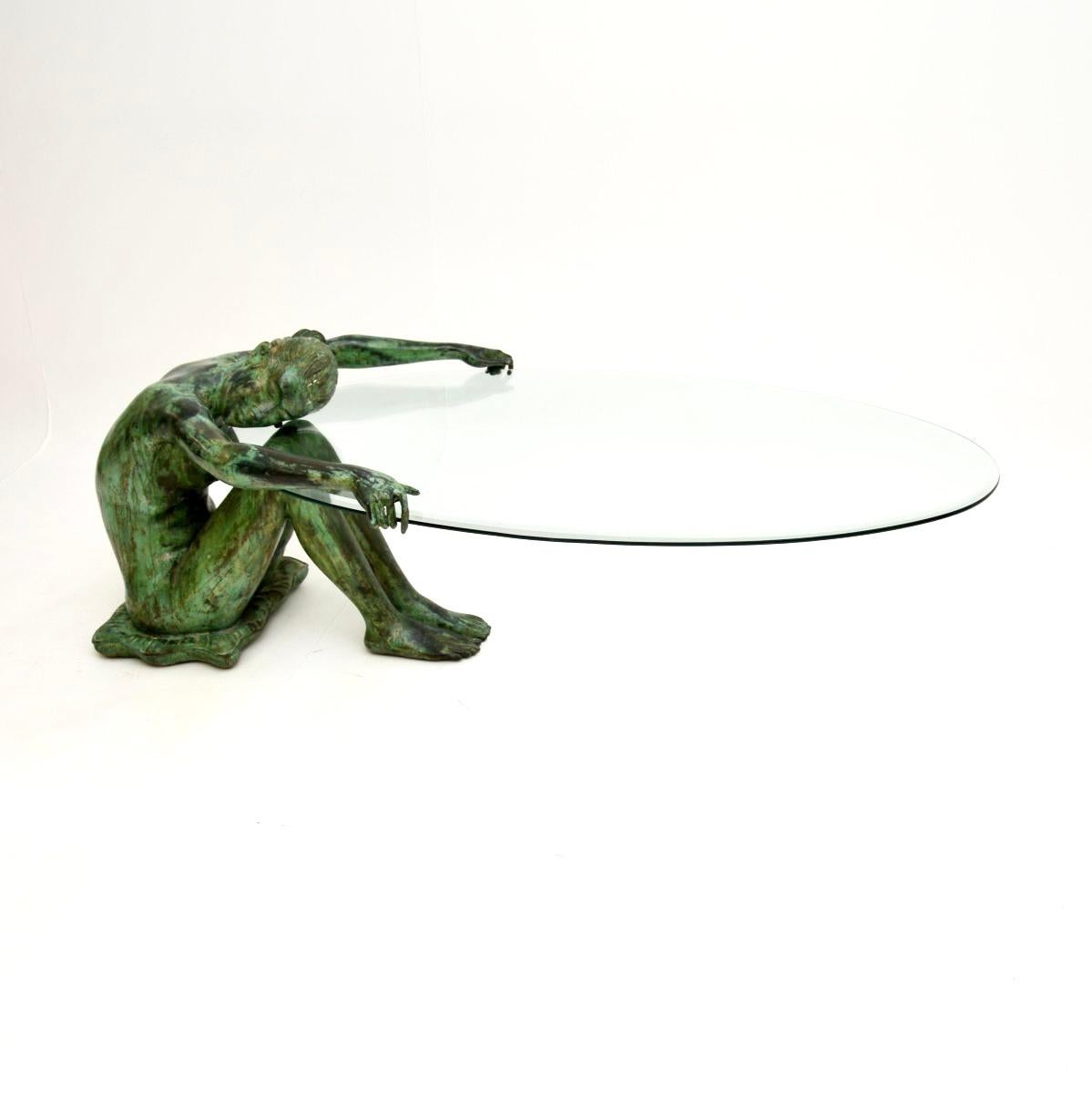 Sorprendente mesa de centro escultórica vintage de bronce con forma de mujer desnuda. Fabricado en Francia, data aproximadamente de los años setenta.

Está muy bien fundido y es de una calidad asombrosa. La mujer es casi de tamaño natural, y