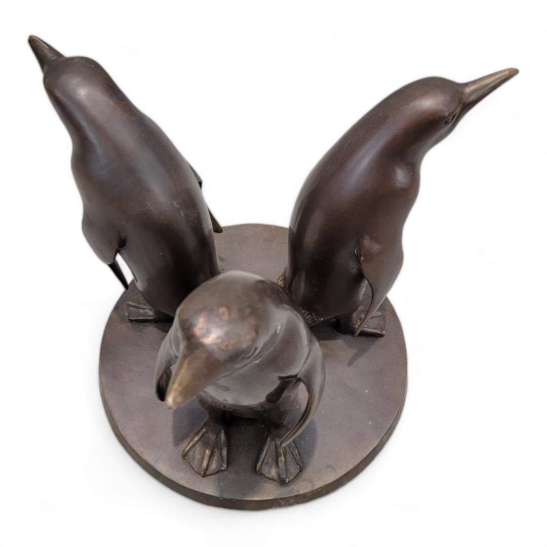Vintage Sculptural Bronze Pinguin Couchtisch von J. D'aste

Der italienische Bildhauer Joseph D'Aste, dessen Werke sich heute im Musée d'Orsay befinden, schuf dieses Werk Anfang des 20. Jahrhunderts in Paris. Diese auffälligen Pinguine weichen von