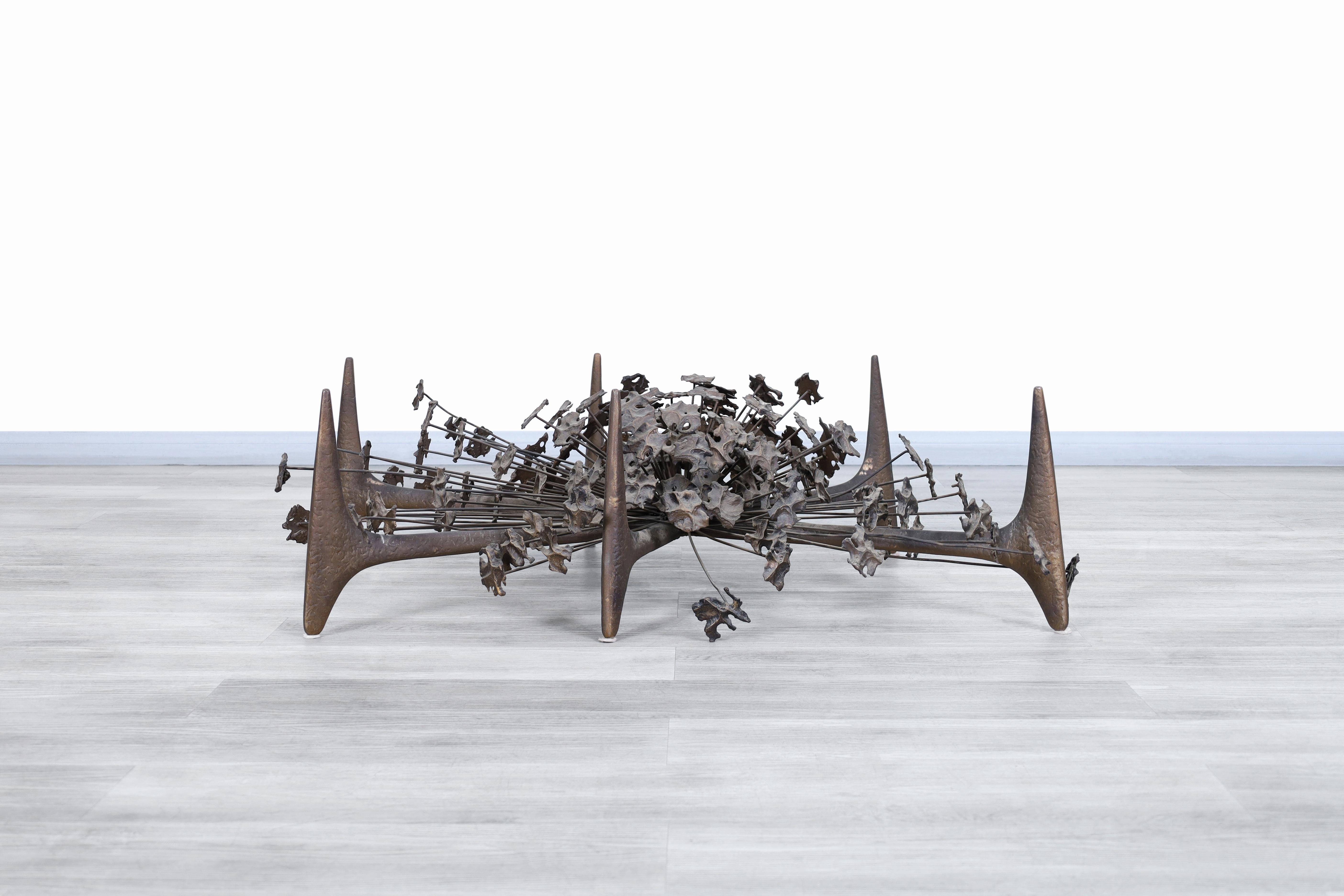 Table basse sculpturale en bronze « Starburst » de Daniel Gluck en vente 3