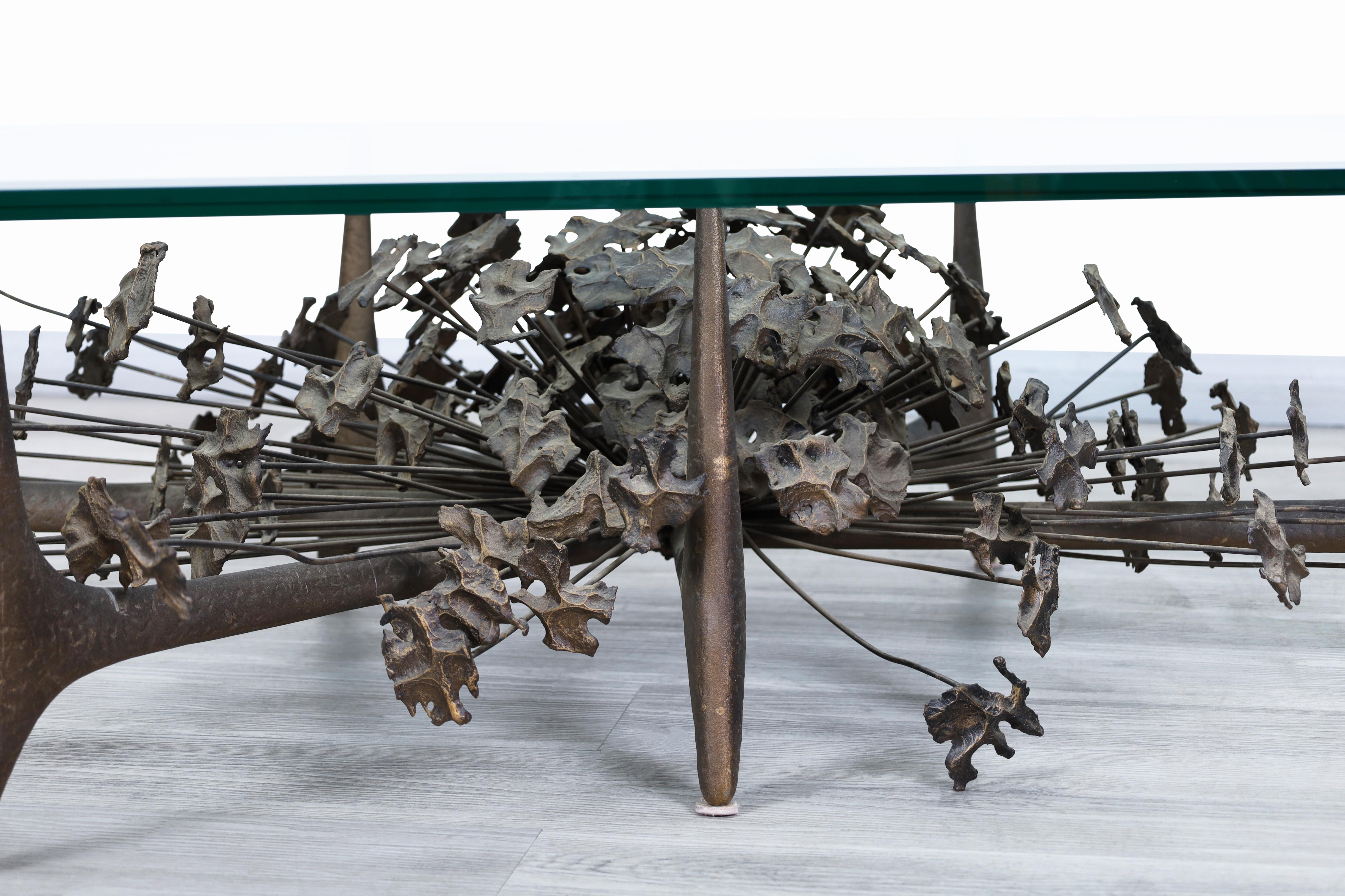 Mid-Century Modern Table basse sculpturale en bronze « Starburst » de Daniel Gluck en vente
