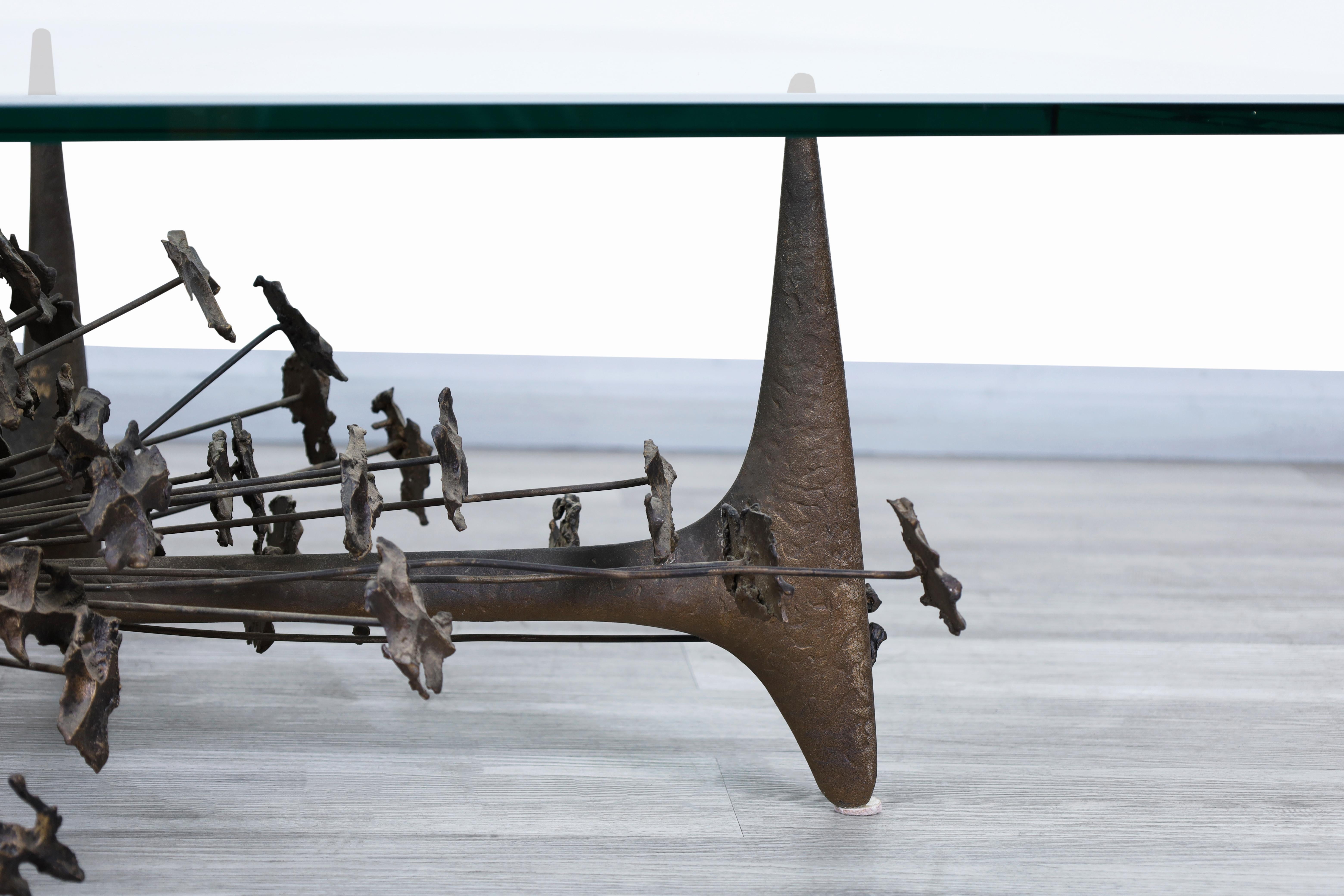 Américain Table basse sculpturale en bronze « Starburst » de Daniel Gluck en vente