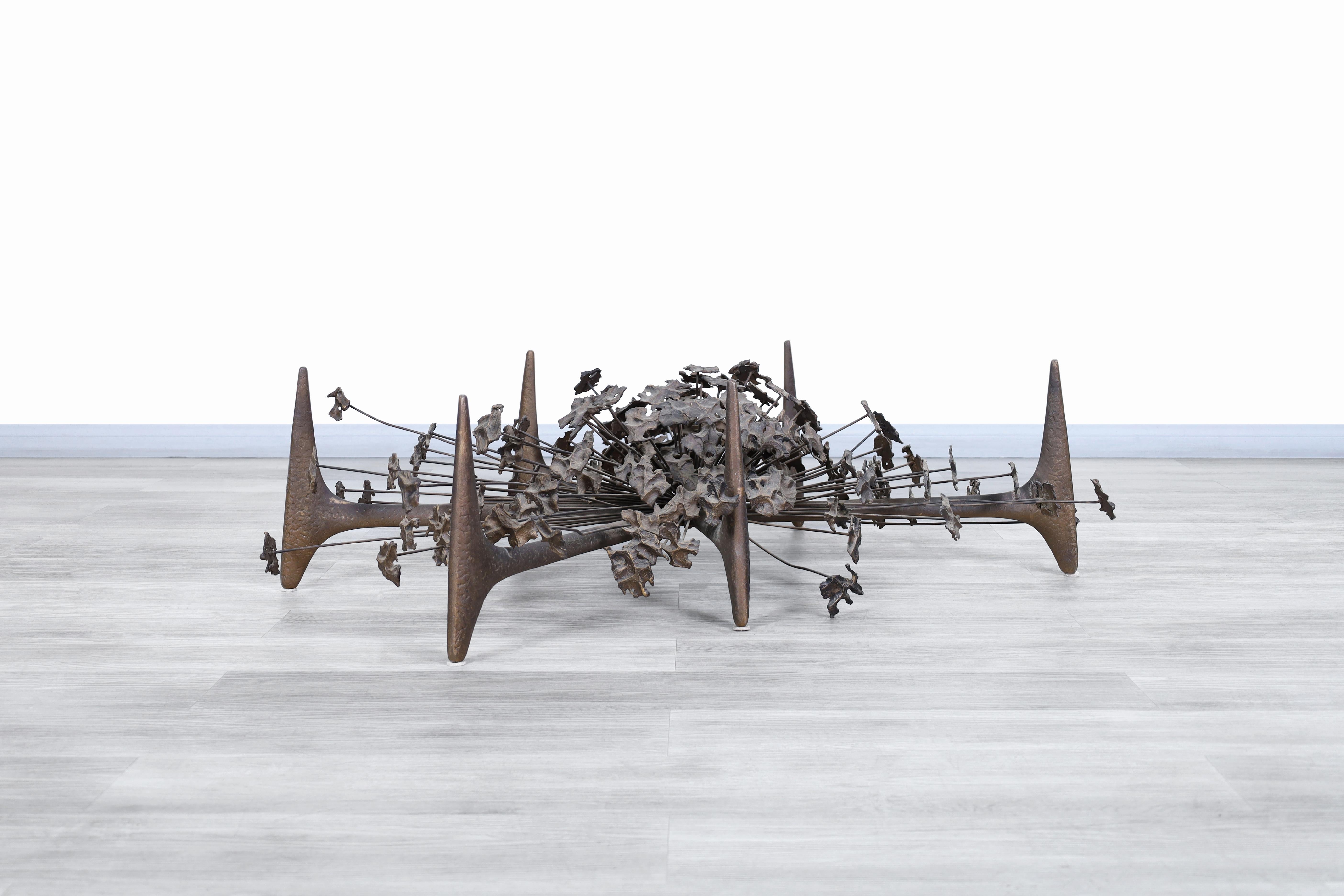 Bronze Table basse sculpturale en bronze « Starburst » de Daniel Gluck en vente