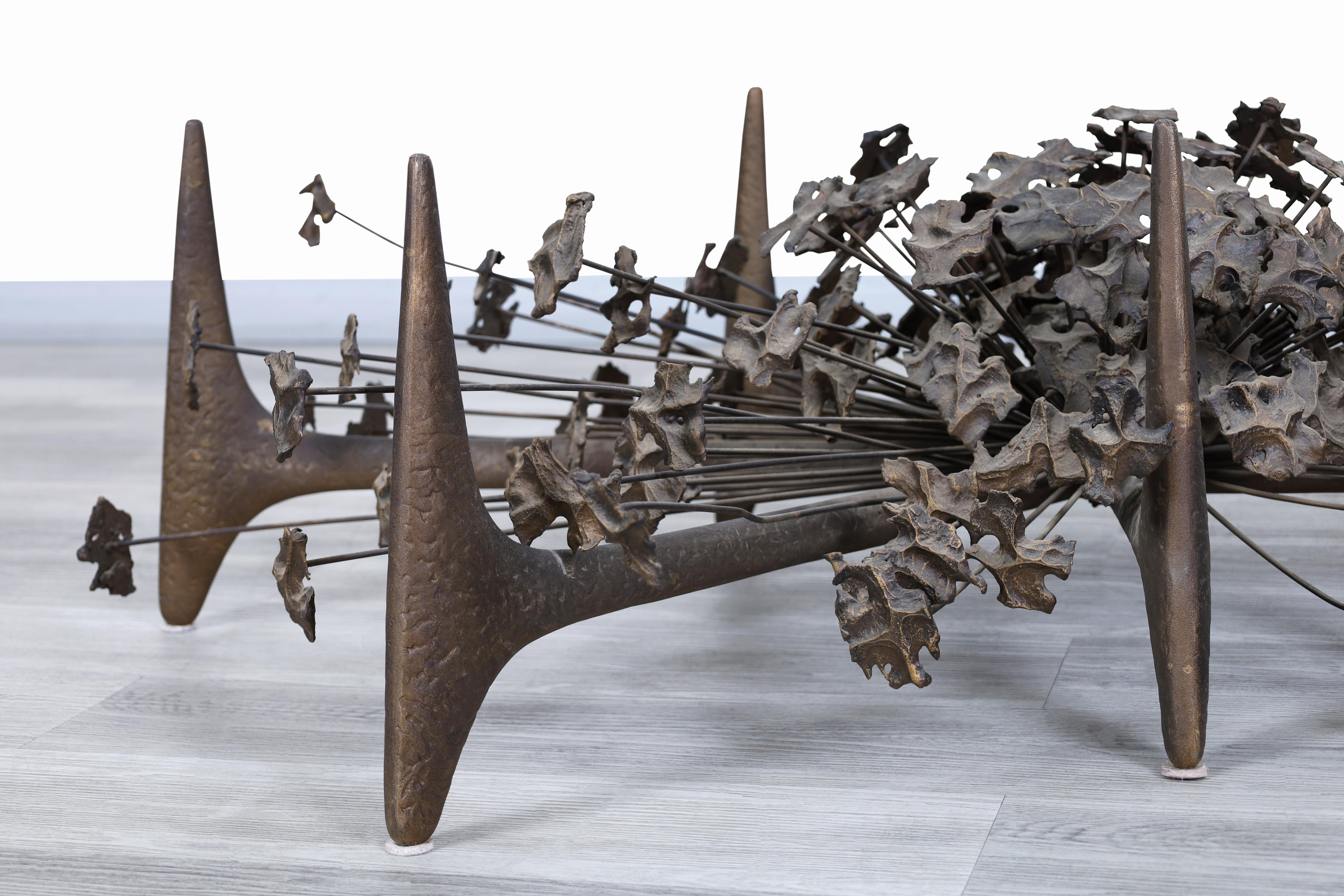Table basse sculpturale en bronze « Starburst » de Daniel Gluck en vente 1