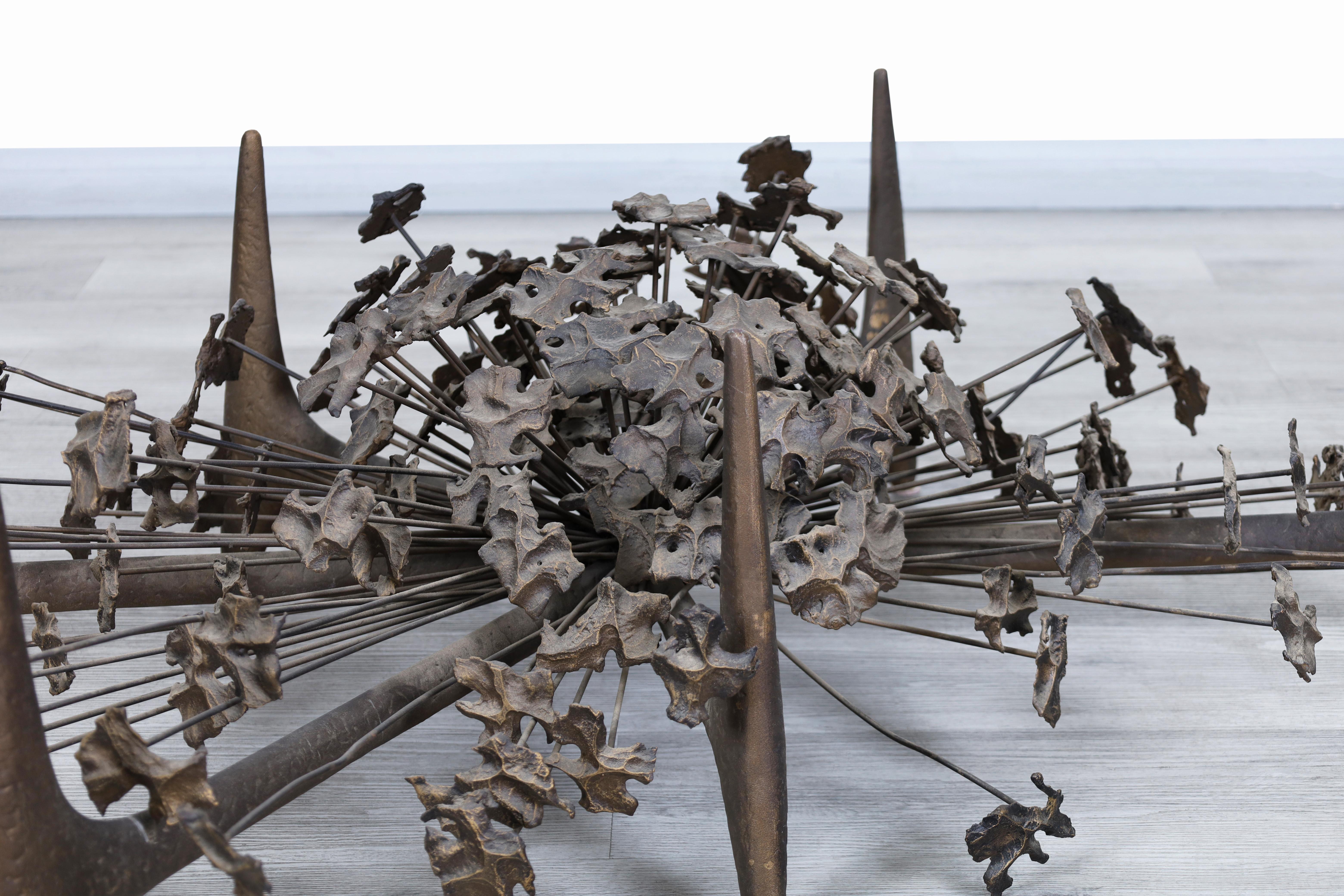 Table basse sculpturale en bronze « Starburst » de Daniel Gluck en vente 2