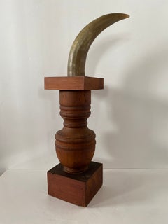 Piedistallo decorativo vintage in legno intagliato e corno, in stile scultoreo