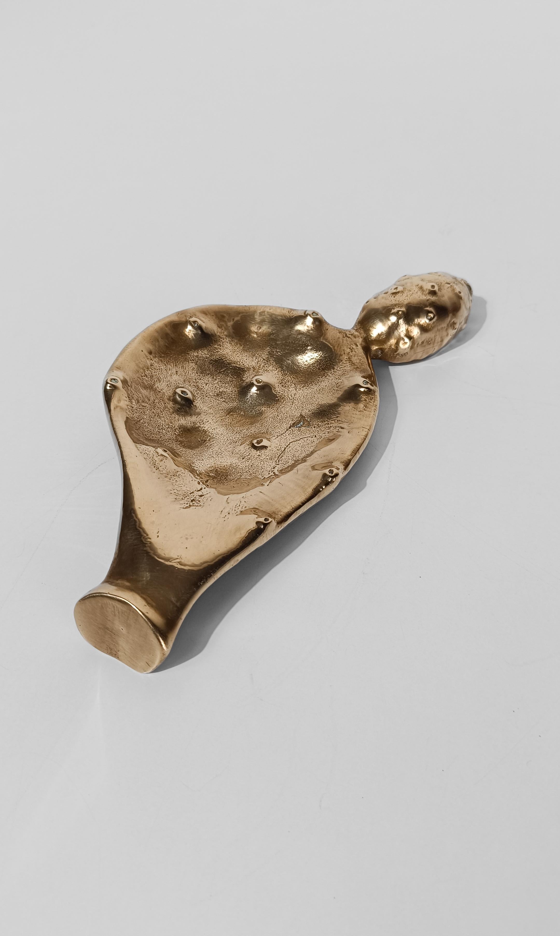 Skulpturaler Aschenbecher aus gegossenem Messing in Form einer sizilianischen Prickly Pear im Angebot 1