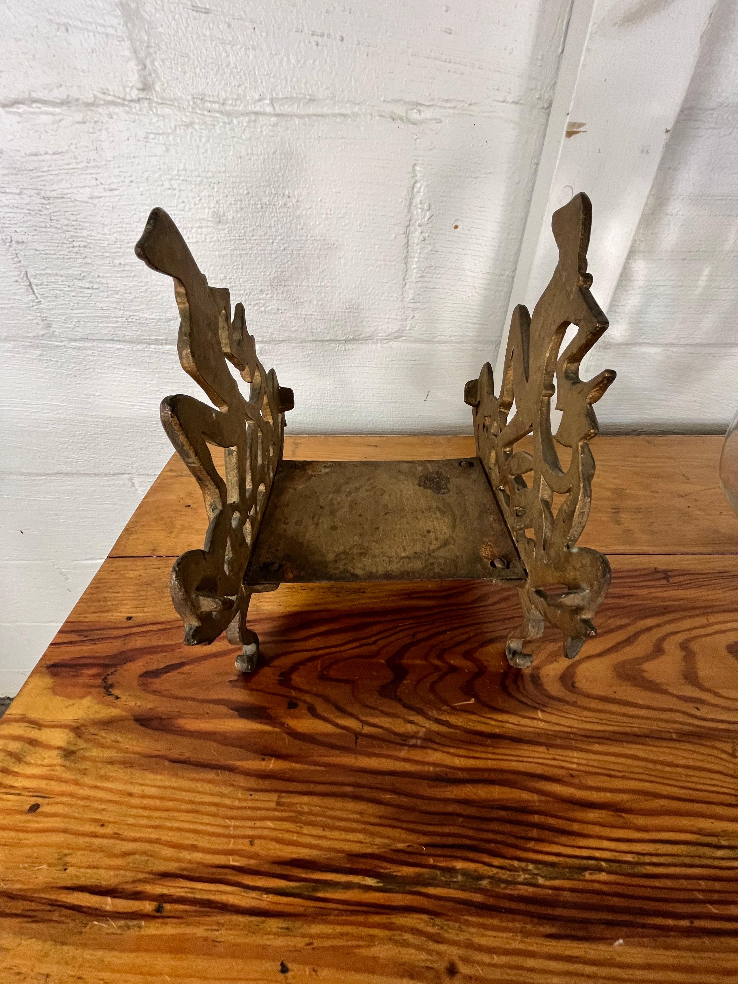 Peschiera scultorea d'epoca in ghisa dorata con disegno artistico di rana e fogliame in vendita 3