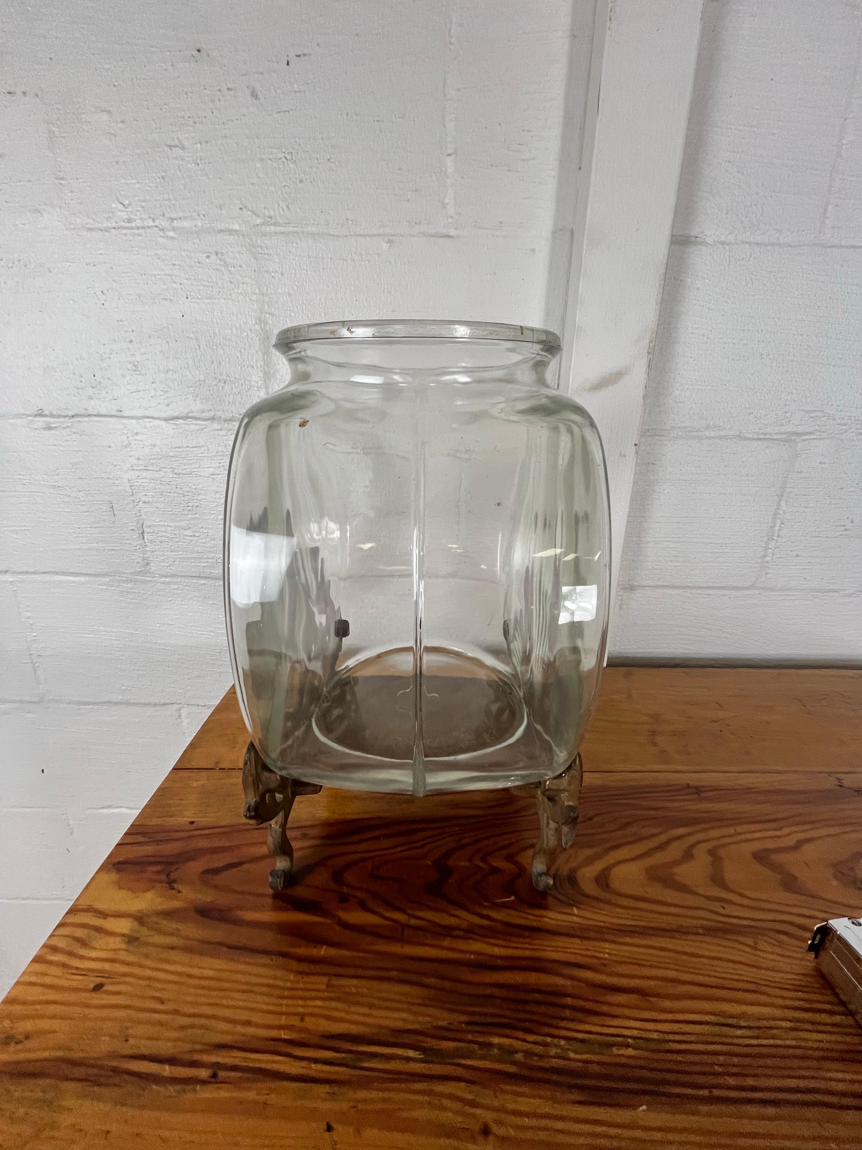 Art Déco Peschiera scultorea d'epoca in ghisa dorata con disegno artistico di rana e fogliame in vendita