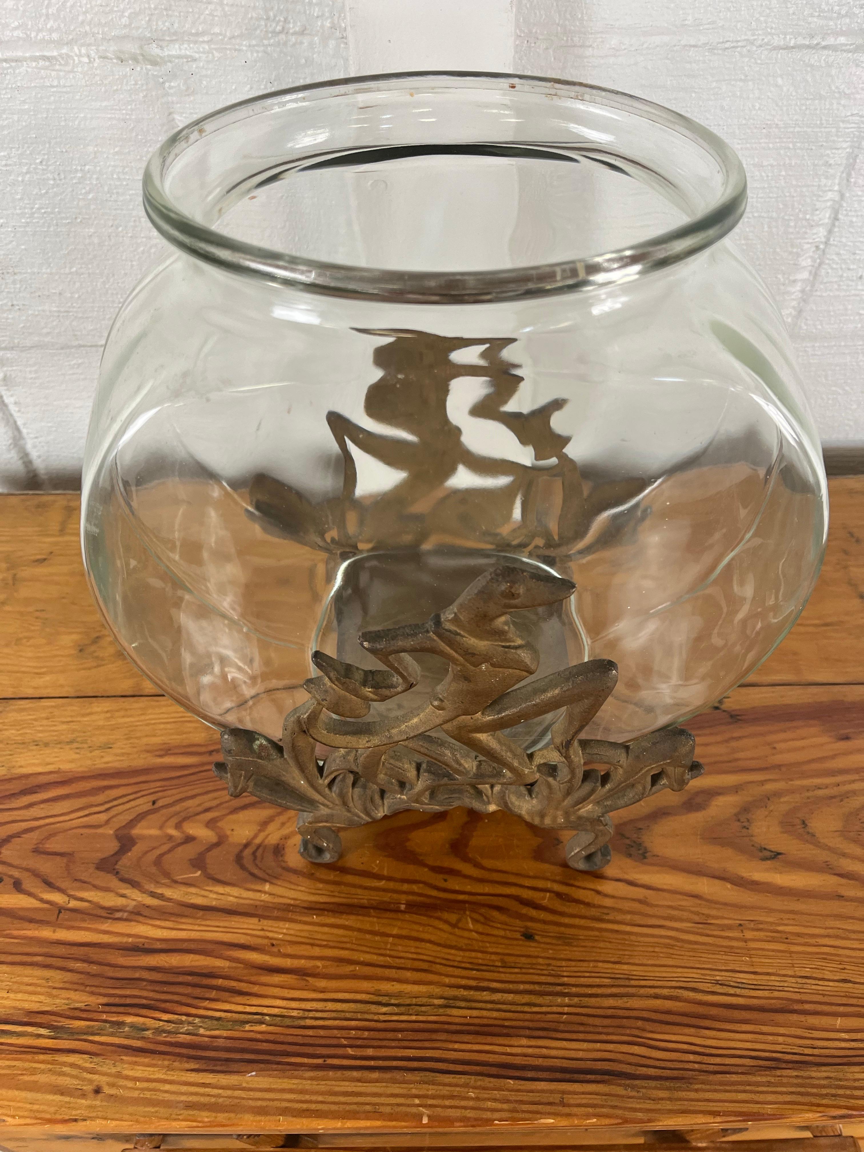 Dorato Peschiera scultorea d'epoca in ghisa dorata con disegno artistico di rana e fogliame in vendita