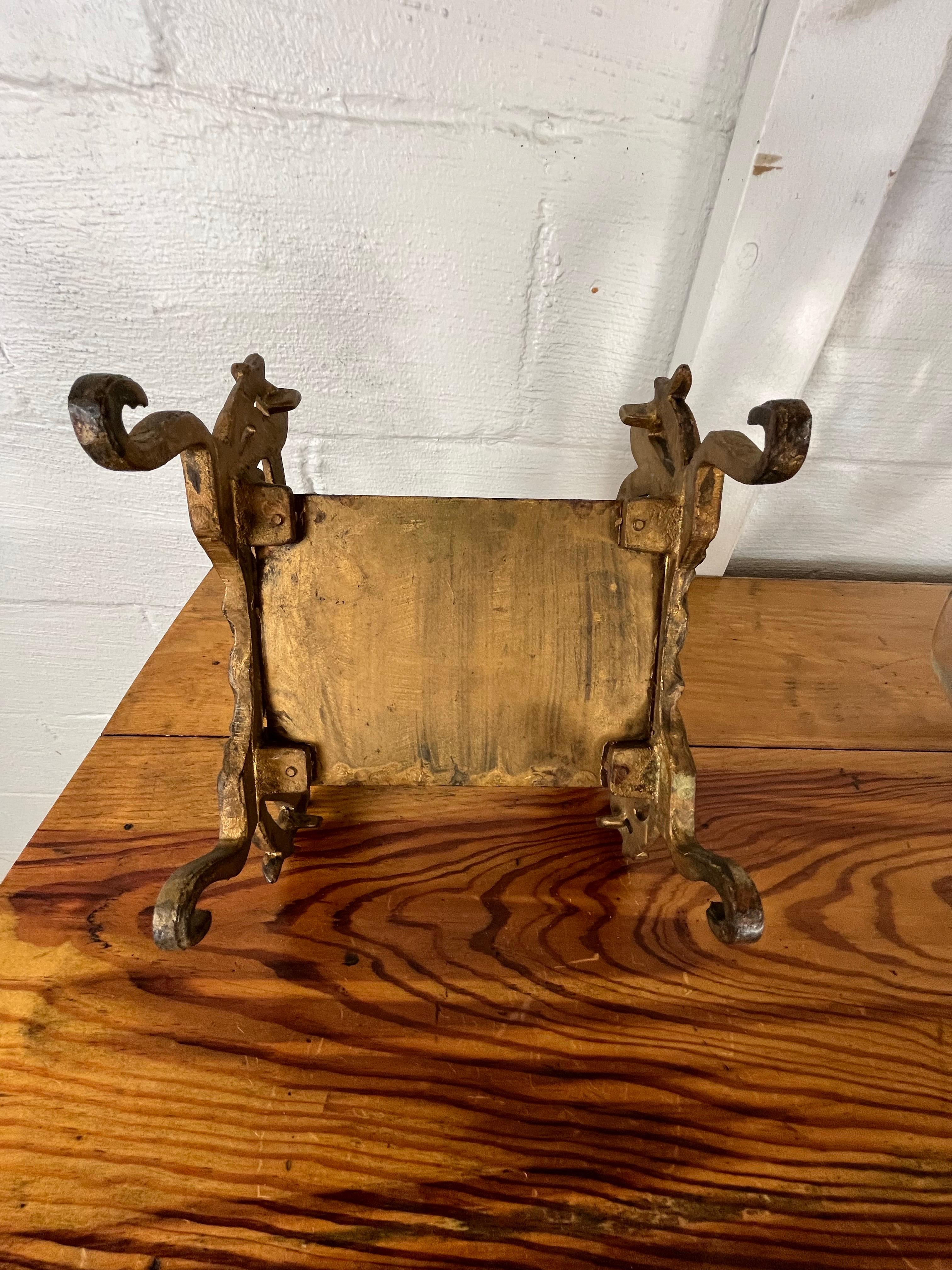 Peschiera scultorea d'epoca in ghisa dorata con disegno artistico di rana e fogliame In condizioni buone in vendita a W Allenhurst, NJ