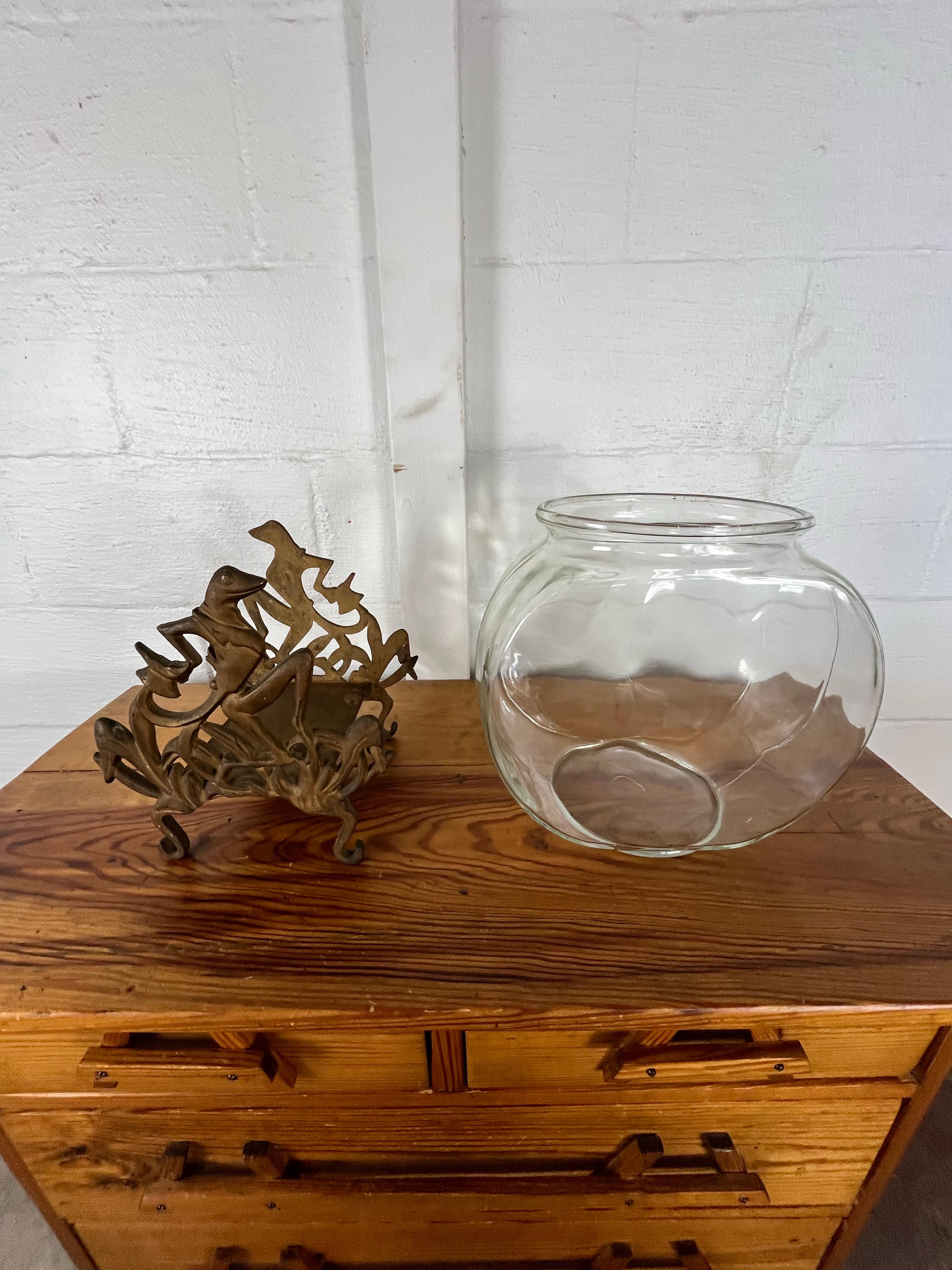 XX secolo Peschiera scultorea d'epoca in ghisa dorata con disegno artistico di rana e fogliame in vendita