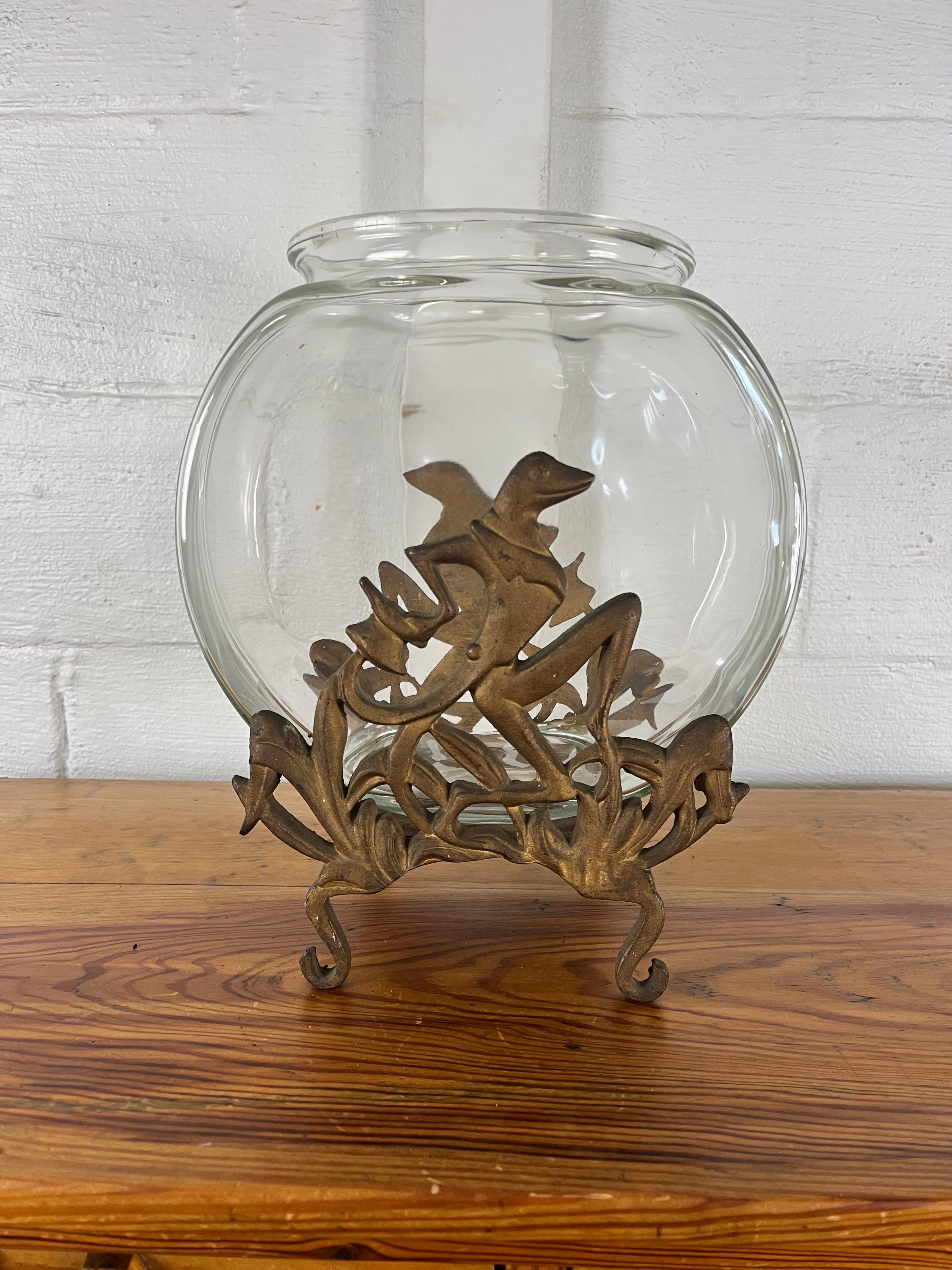 Vetro Peschiera scultorea d'epoca in ghisa dorata con disegno artistico di rana e fogliame in vendita
