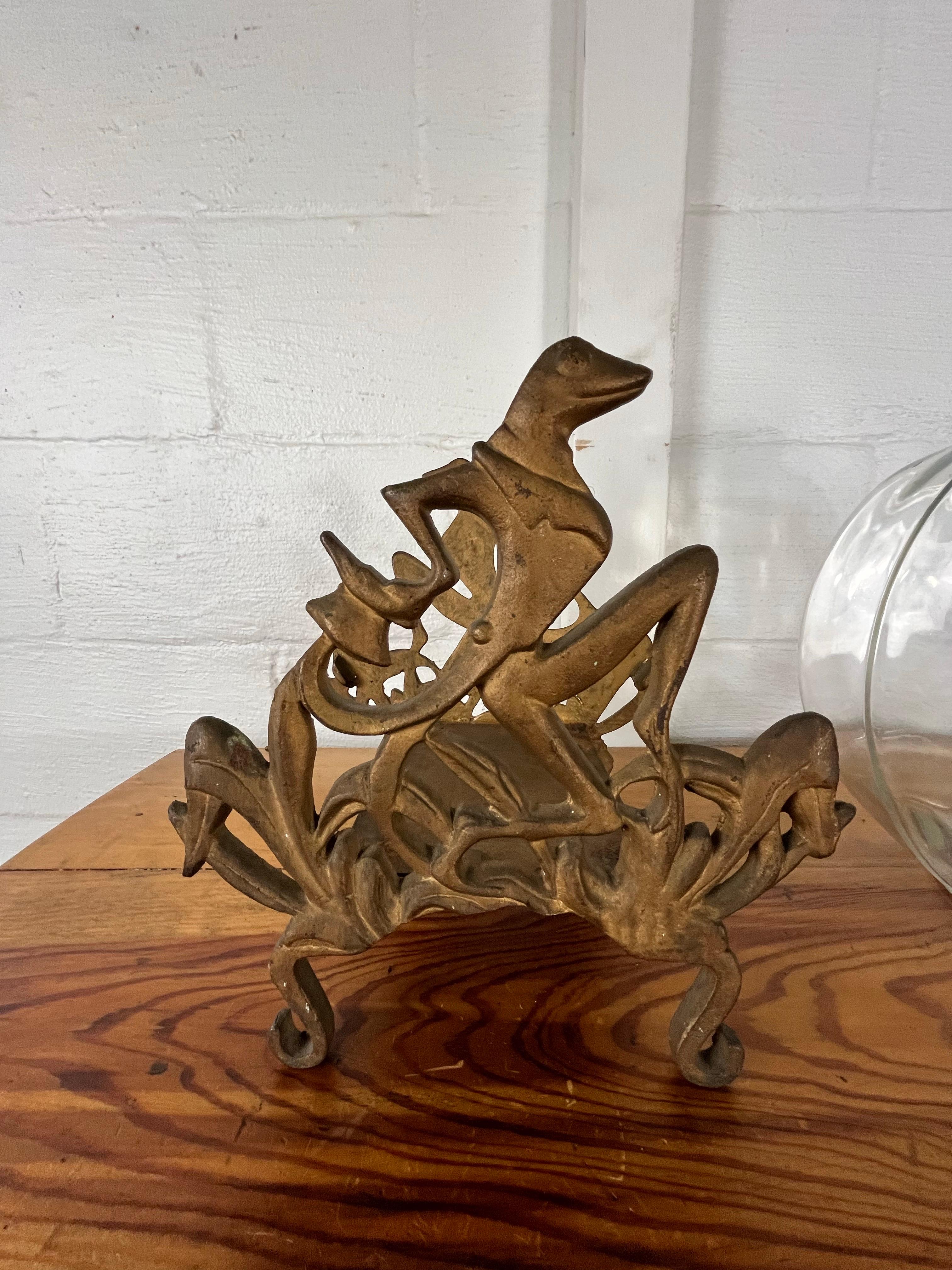 Peschiera scultorea d'epoca in ghisa dorata con disegno artistico di rana e fogliame in vendita 1