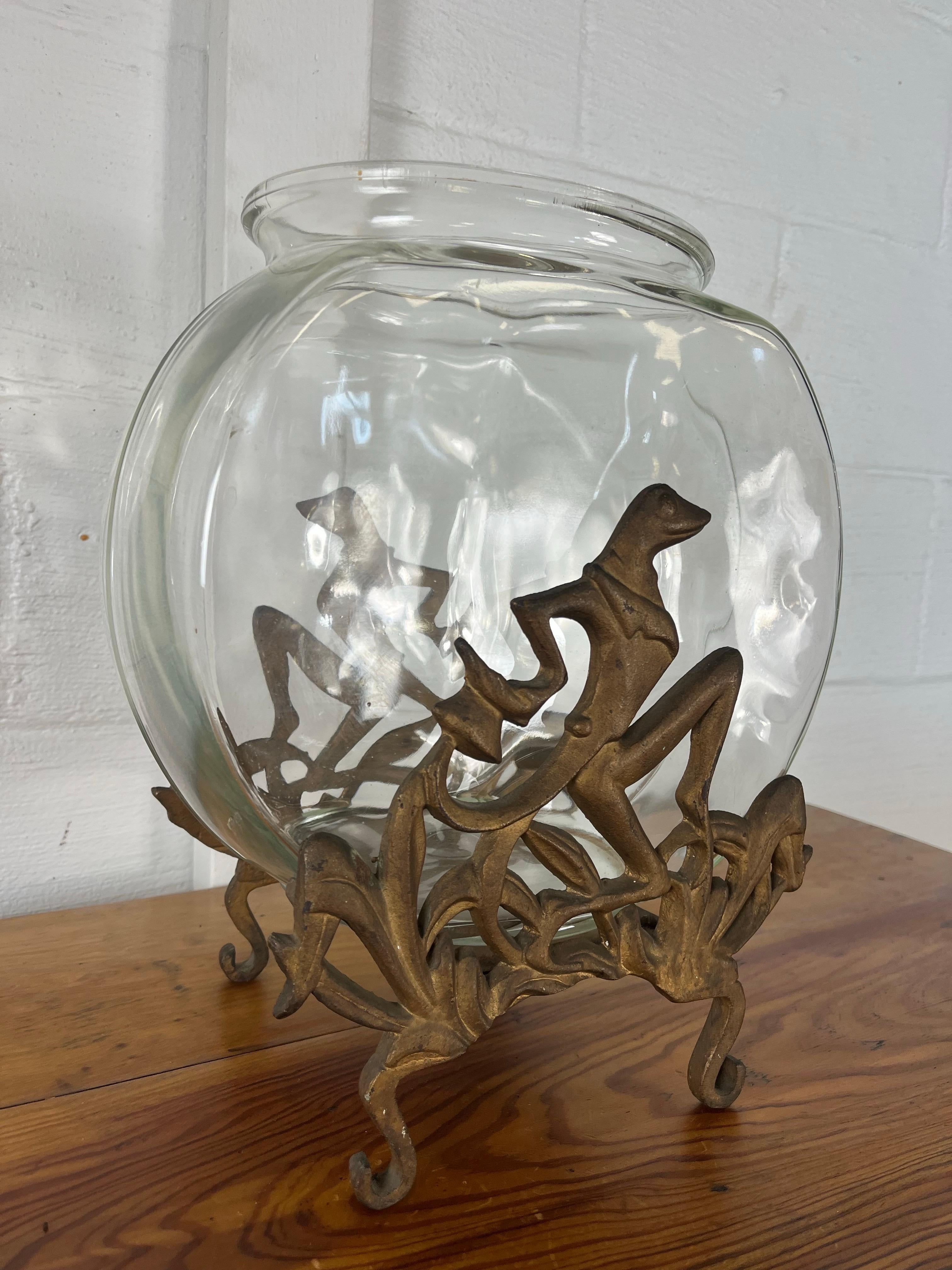 Peschiera scultorea d'epoca in ghisa dorata con disegno artistico di rana e fogliame in vendita 2